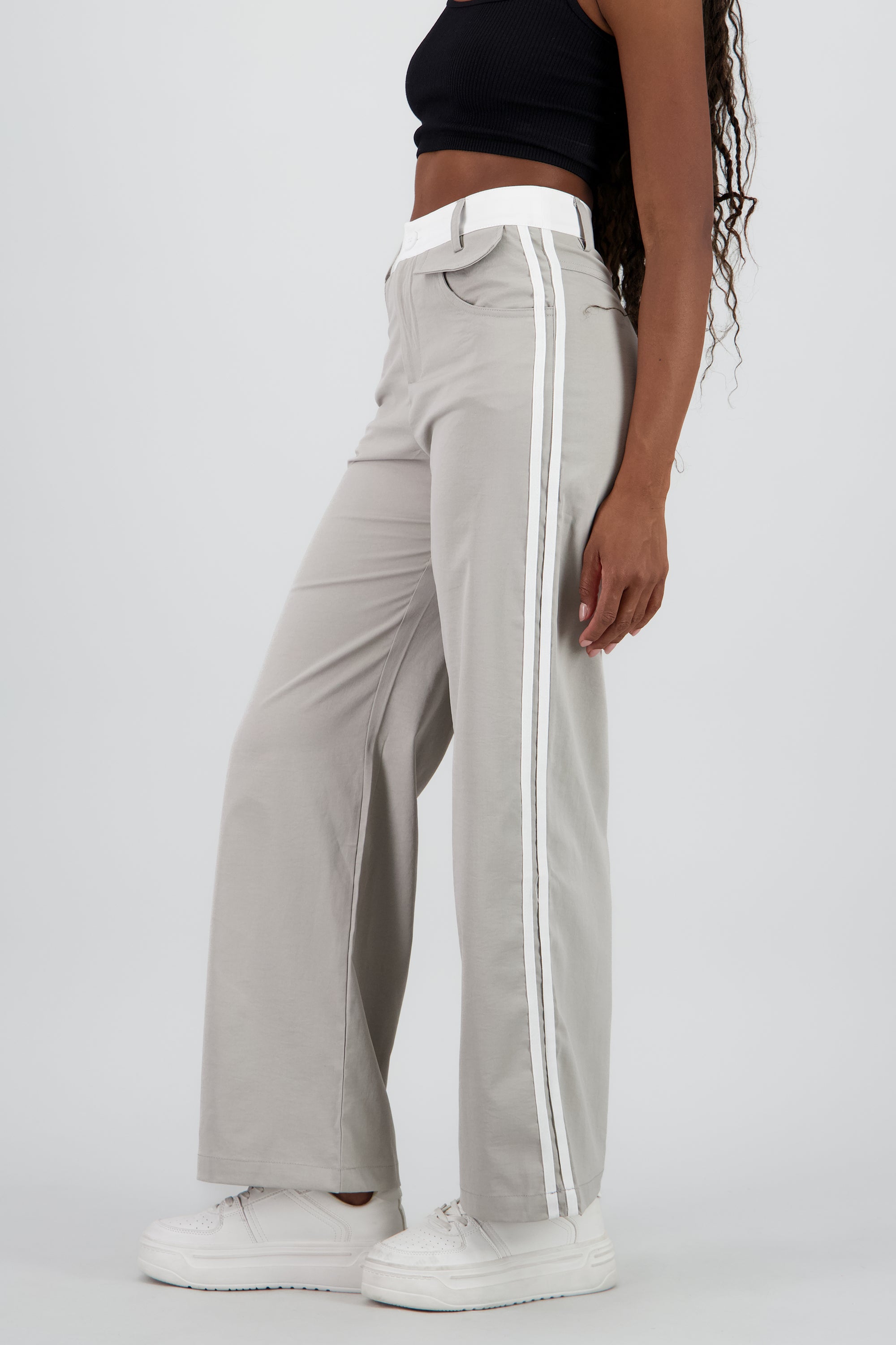 Pantalon fluido detalle contraste franja GRIS