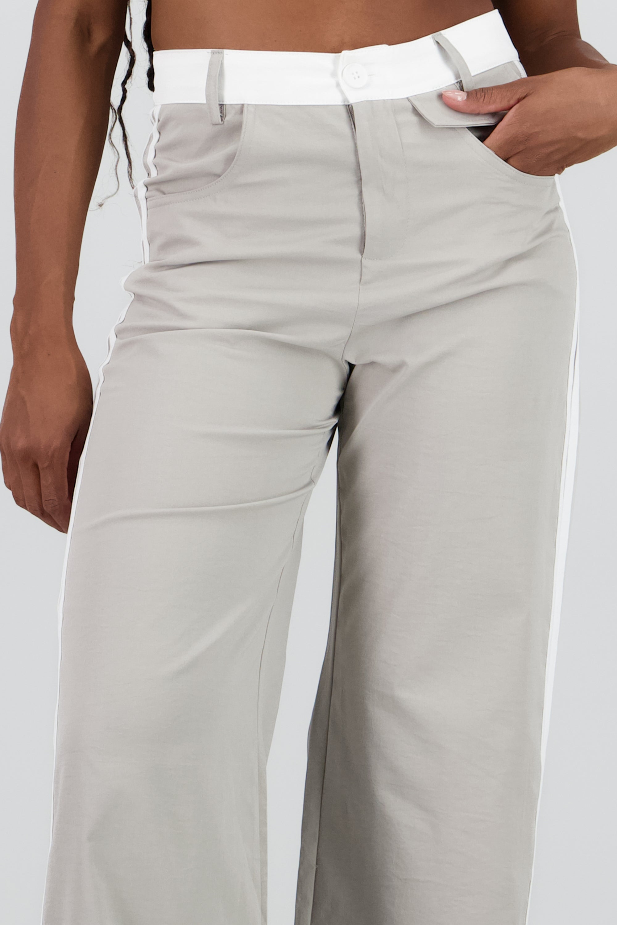 Pantalon fluido detalle contraste franja GRIS