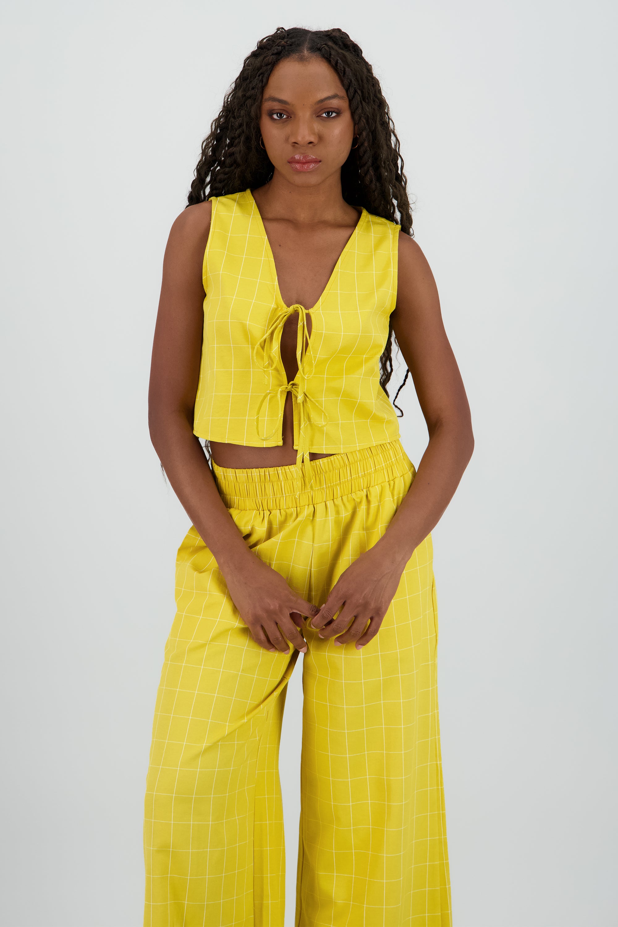 Chaleco cuello v detalle moños AMARILLO