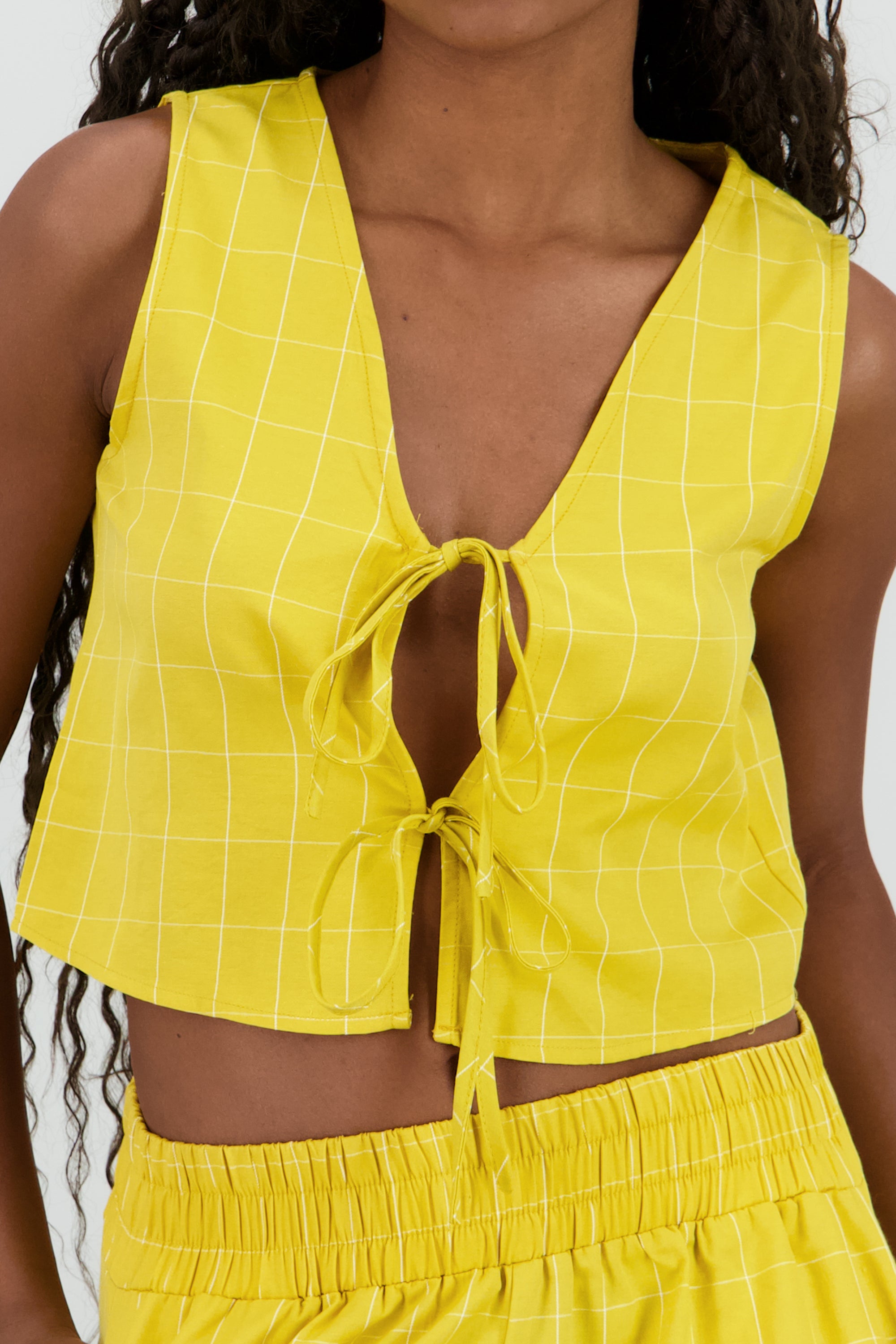Chaleco cuello v detalle moños AMARILLO