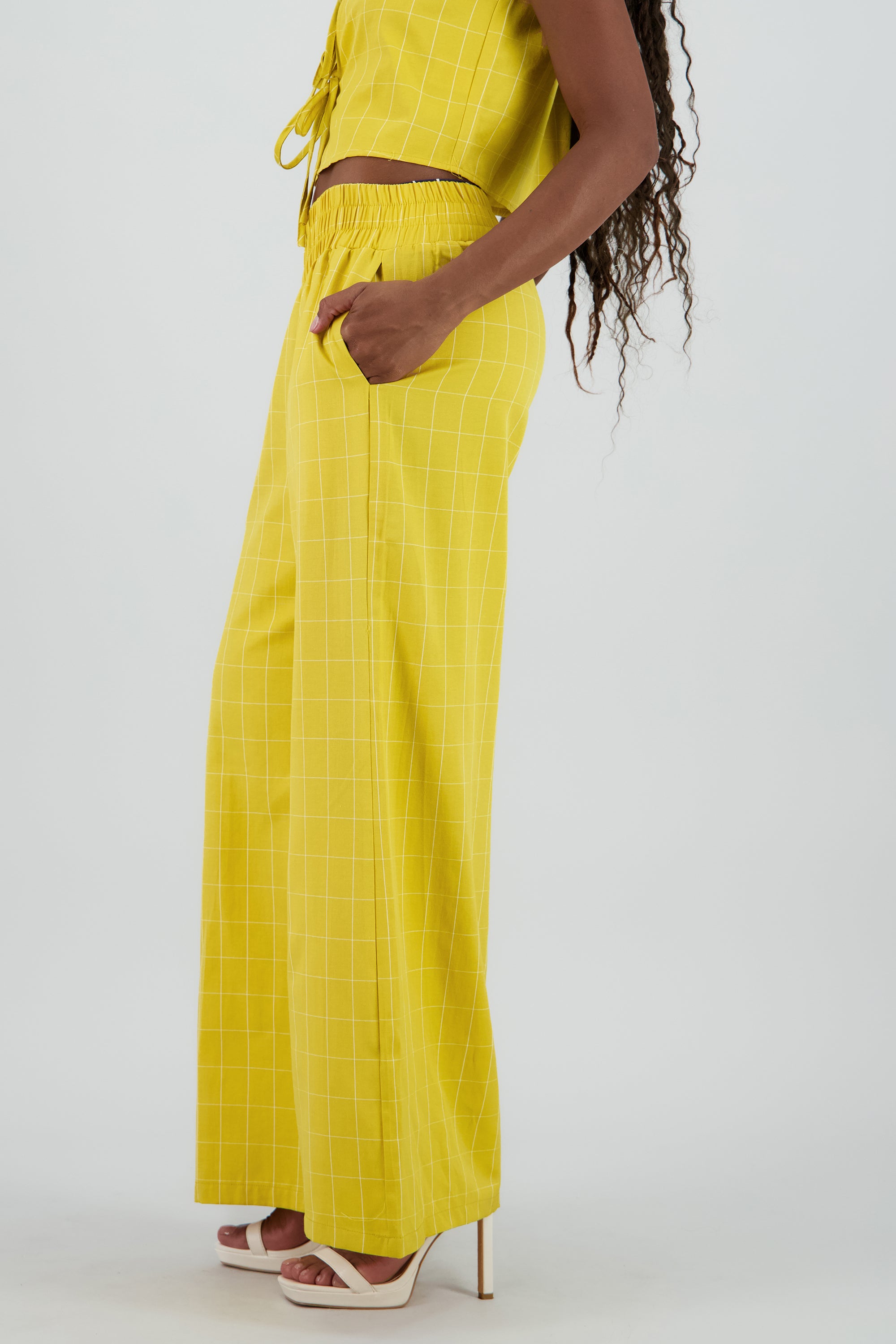 Pantalon amplio fluido wide leg AMARILLO