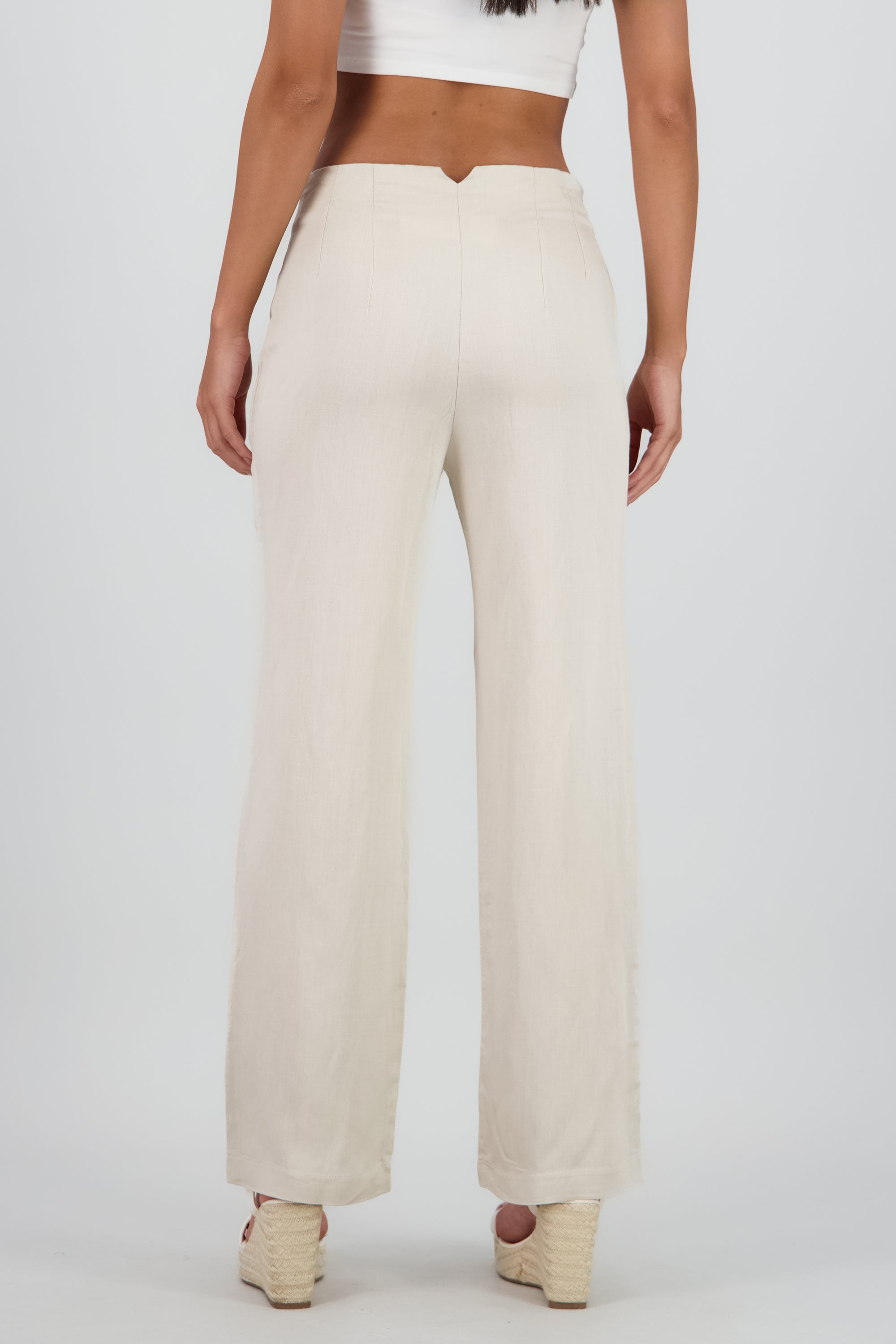 Pantalon fluido detalle pinzas BEIGE