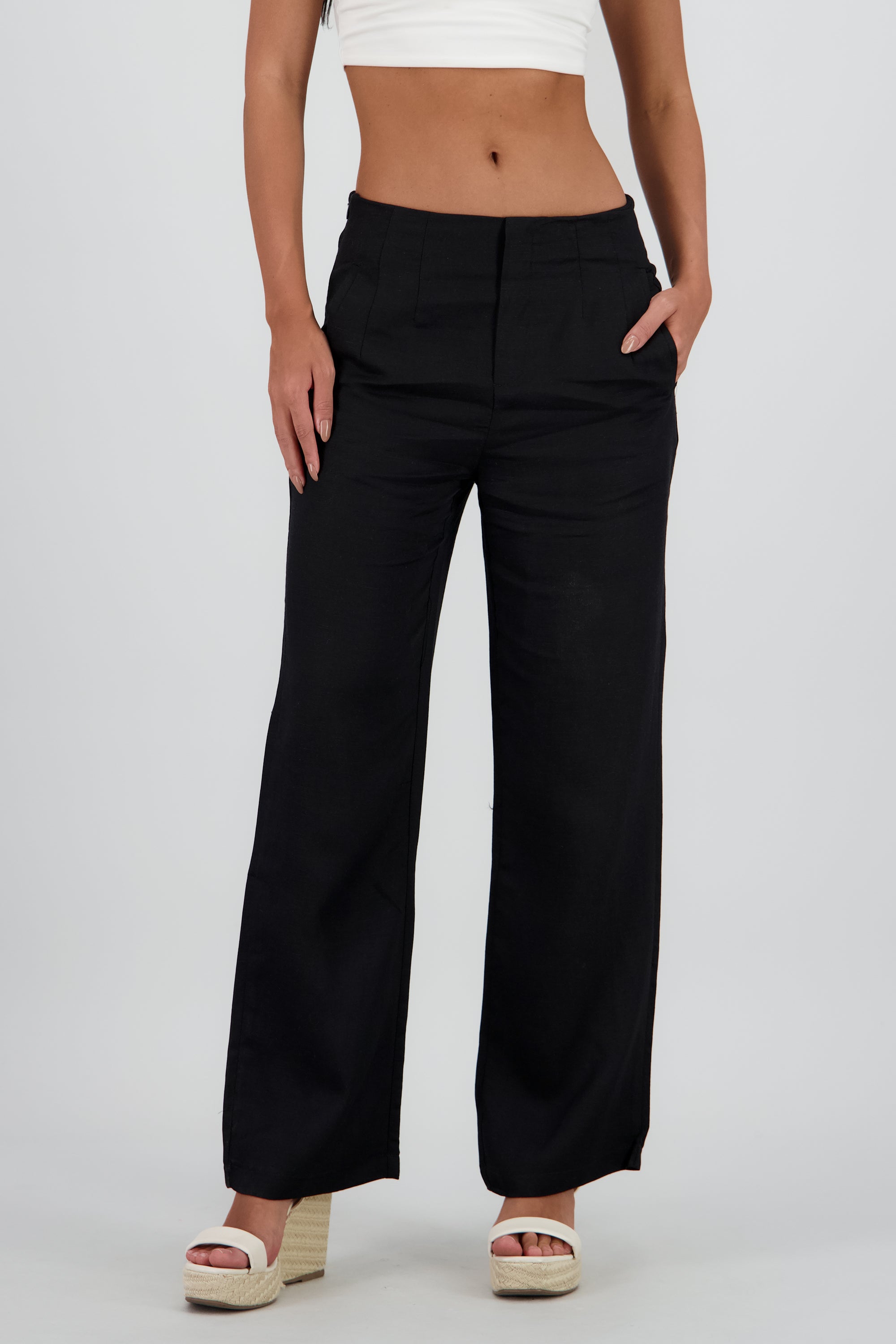 Pantalon fluido detalle pinzas NEGRO