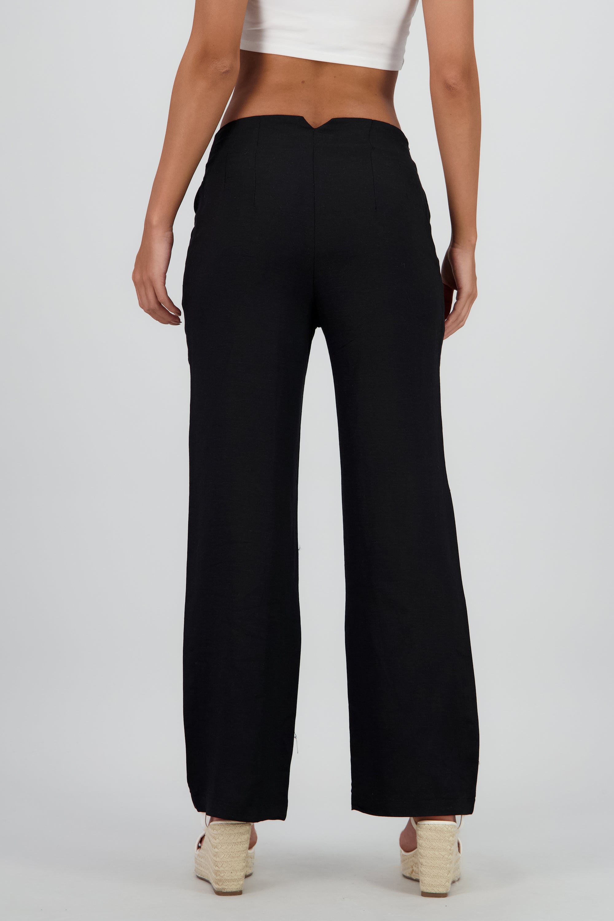 Pantalon fluido detalle pinzas NEGRO