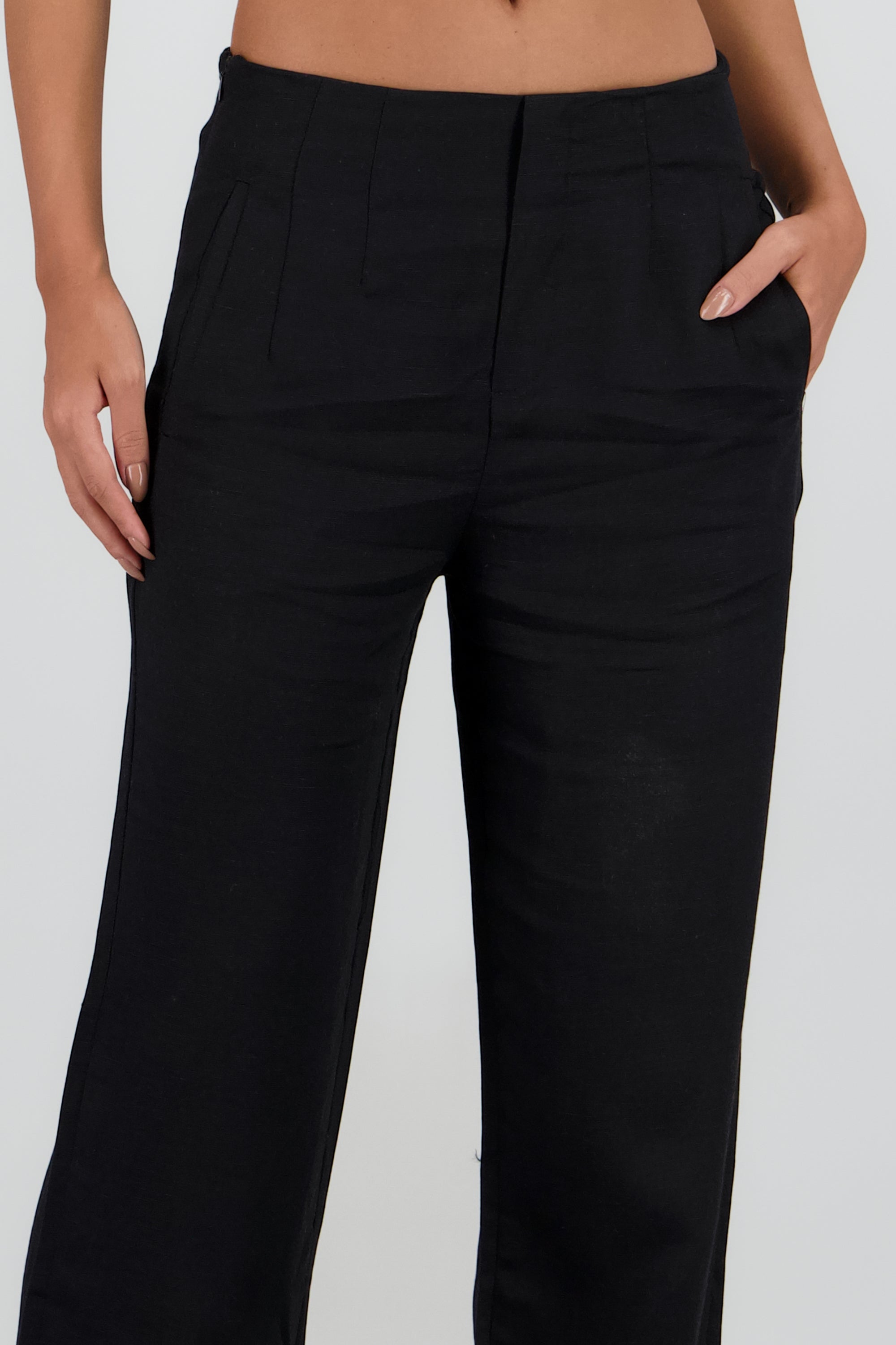 Pantalon fluido detalle pinzas NEGRO