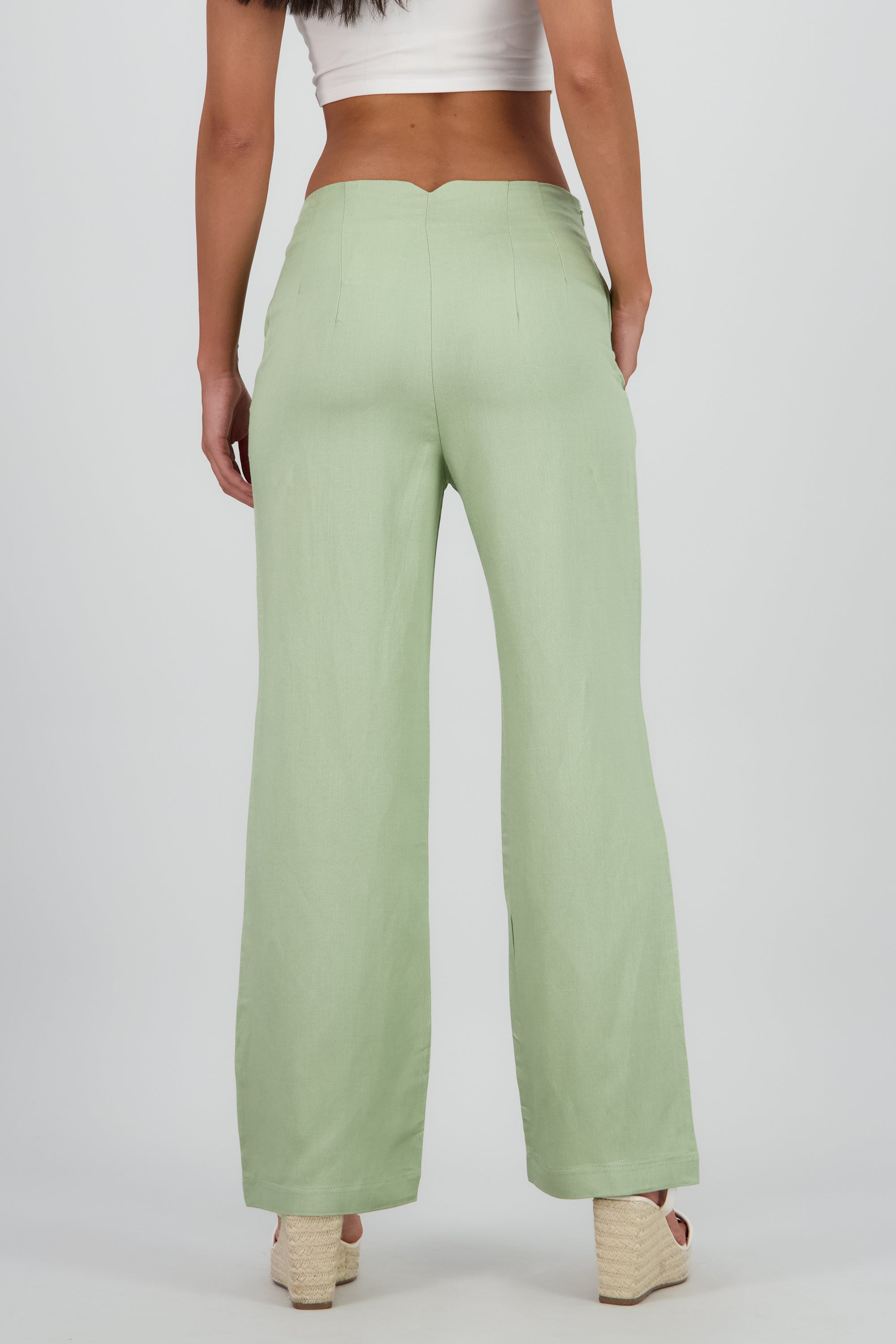 Pantalon fluido detalle pinzas VERDE