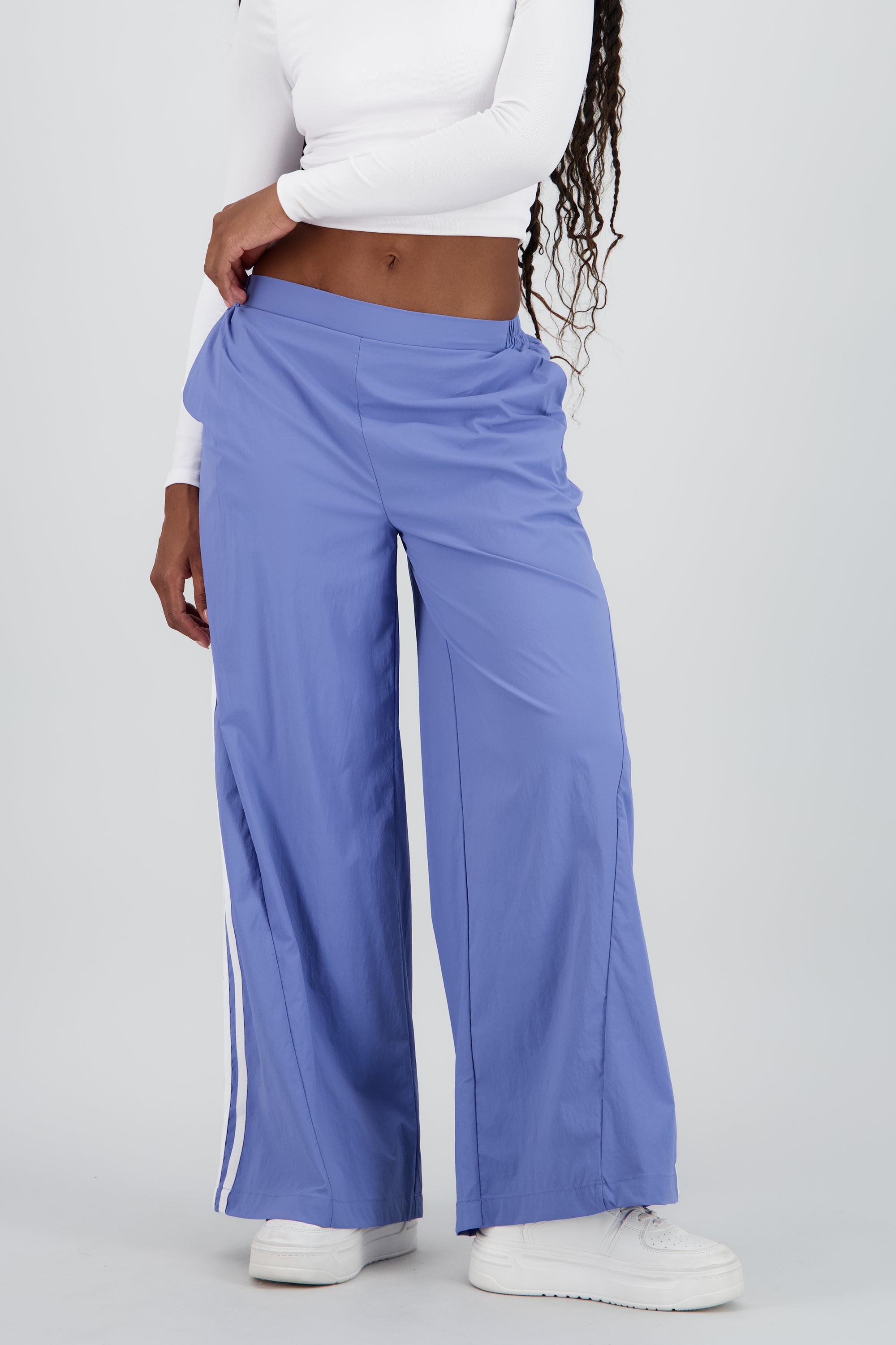 Pantalon amplio detalle franjas contraste AZUL