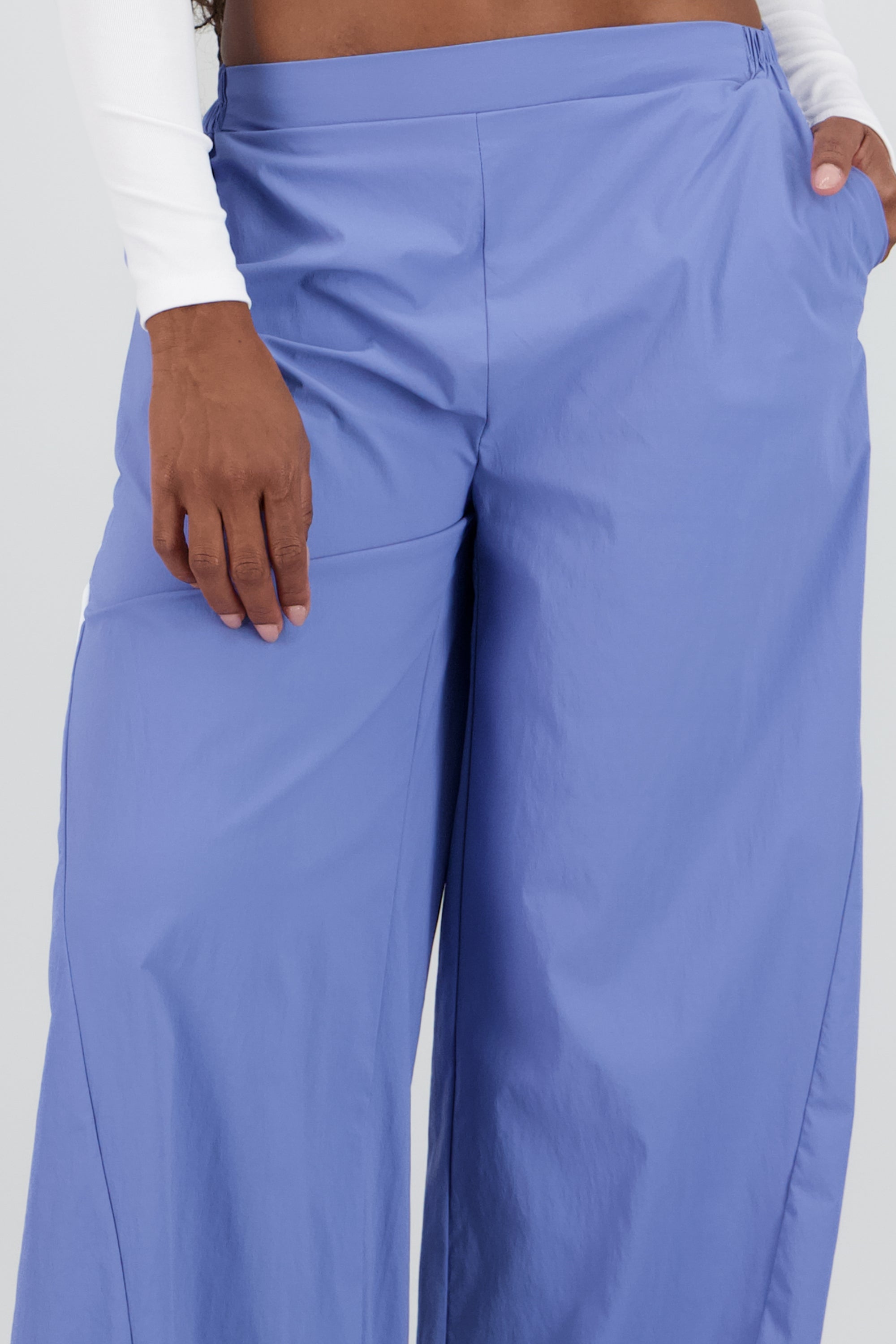 Pantalon amplio detalle franjas contraste AZUL