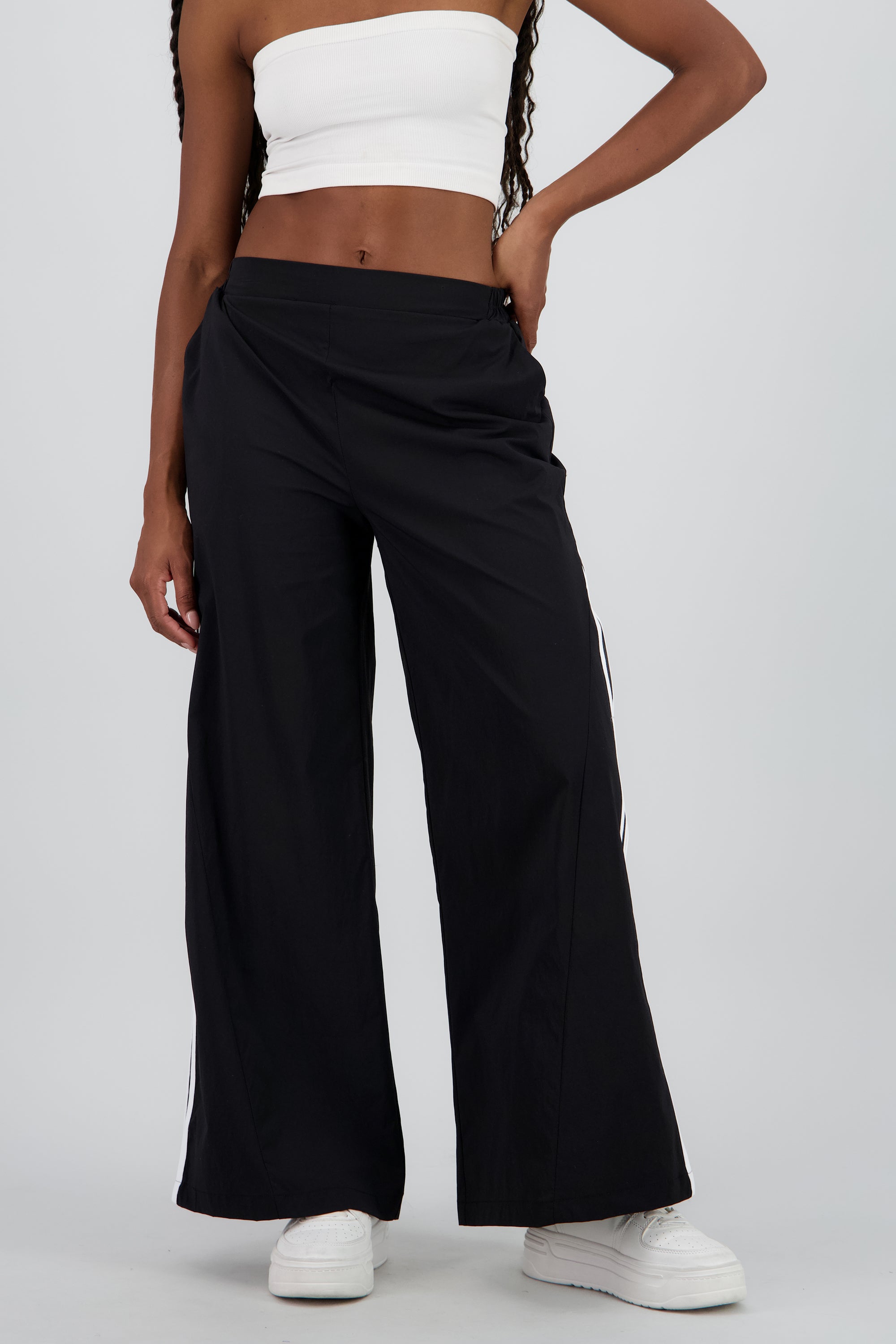 Pantalon amplio detalle franjas contraste NEGRO