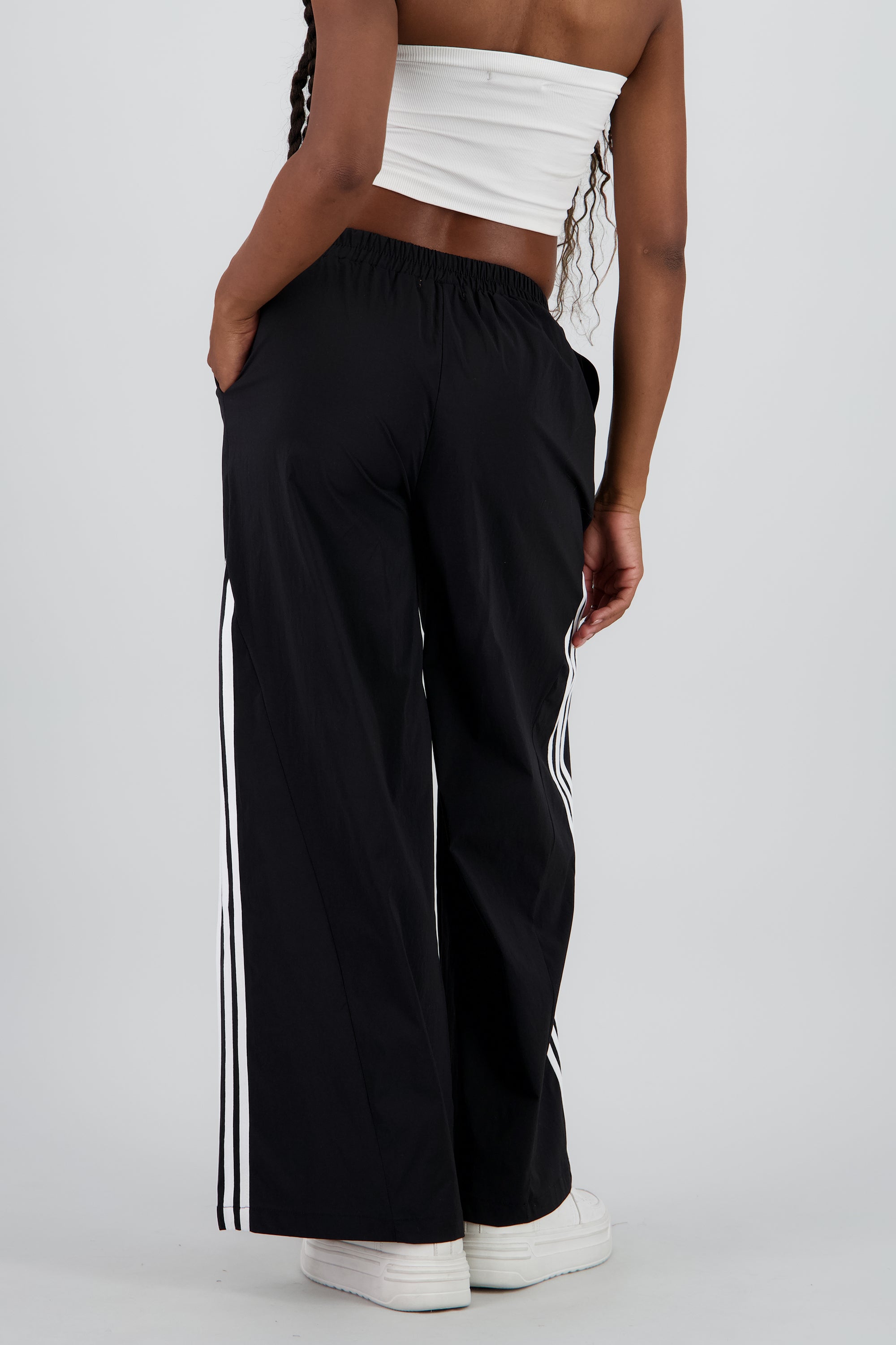 Pantalon amplio detalle franjas contraste NEGRO