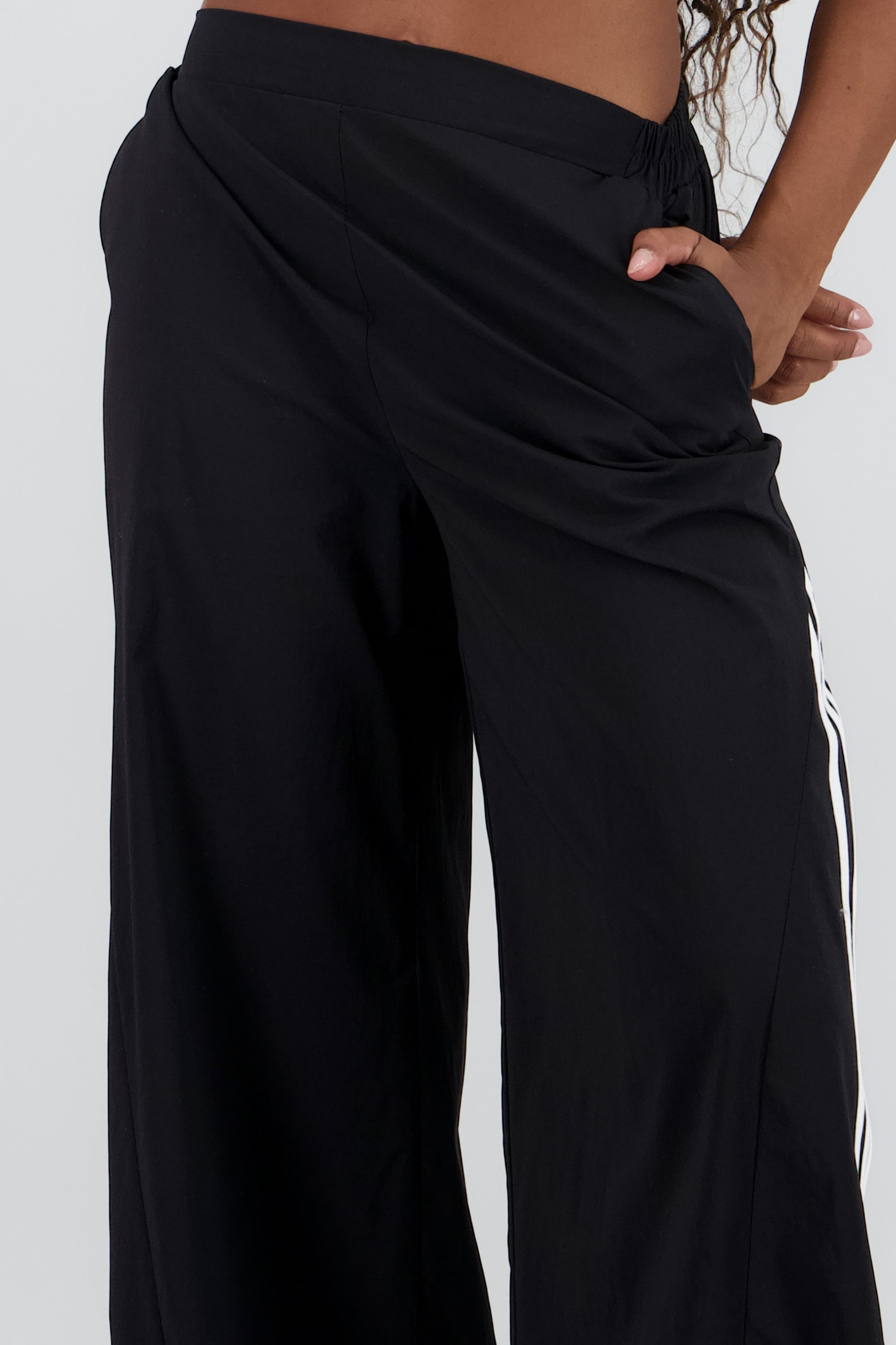 Pantalon amplio detalle franjas contraste NEGRO