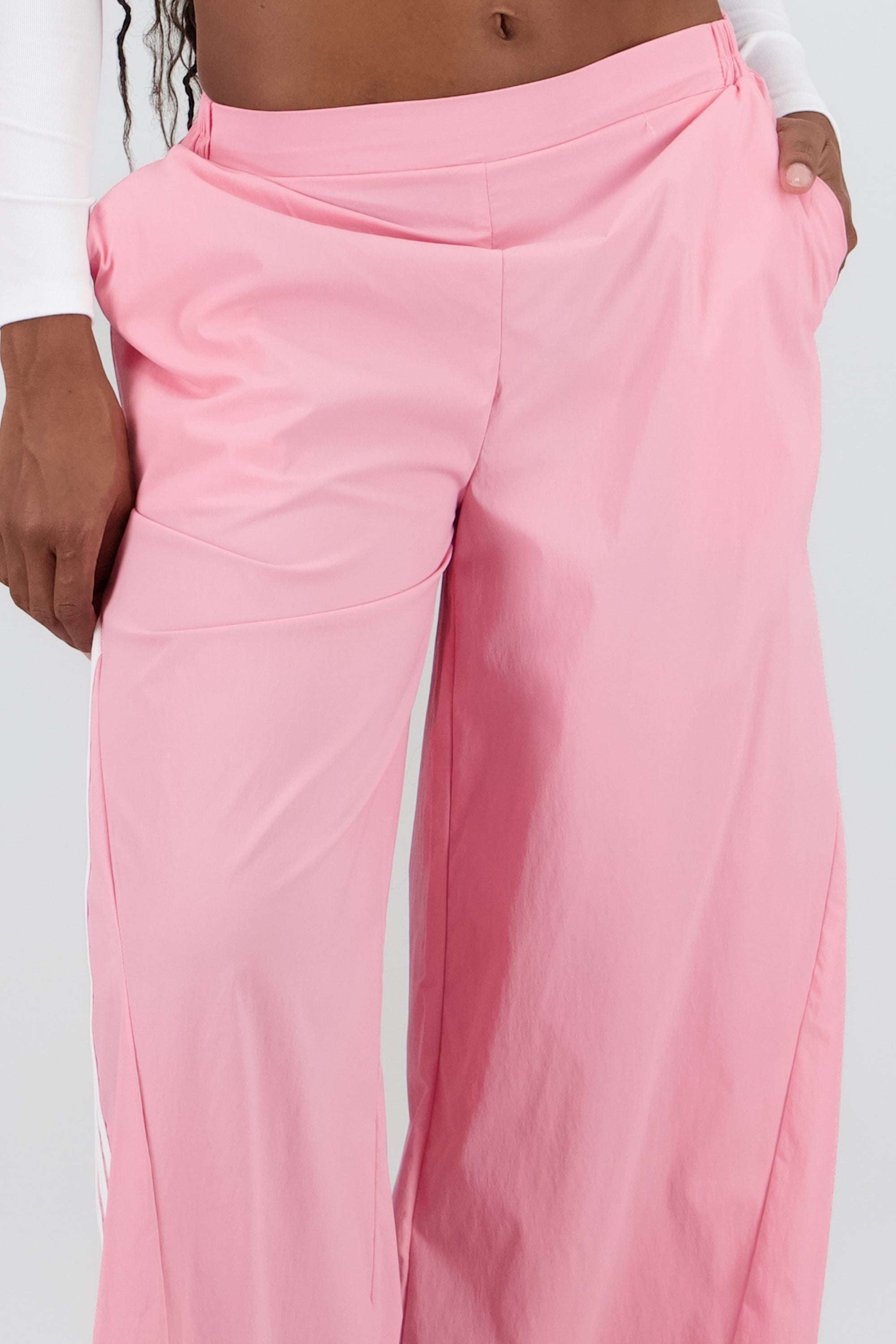 Pantalon amplio detalle franjas contraste ROSA
