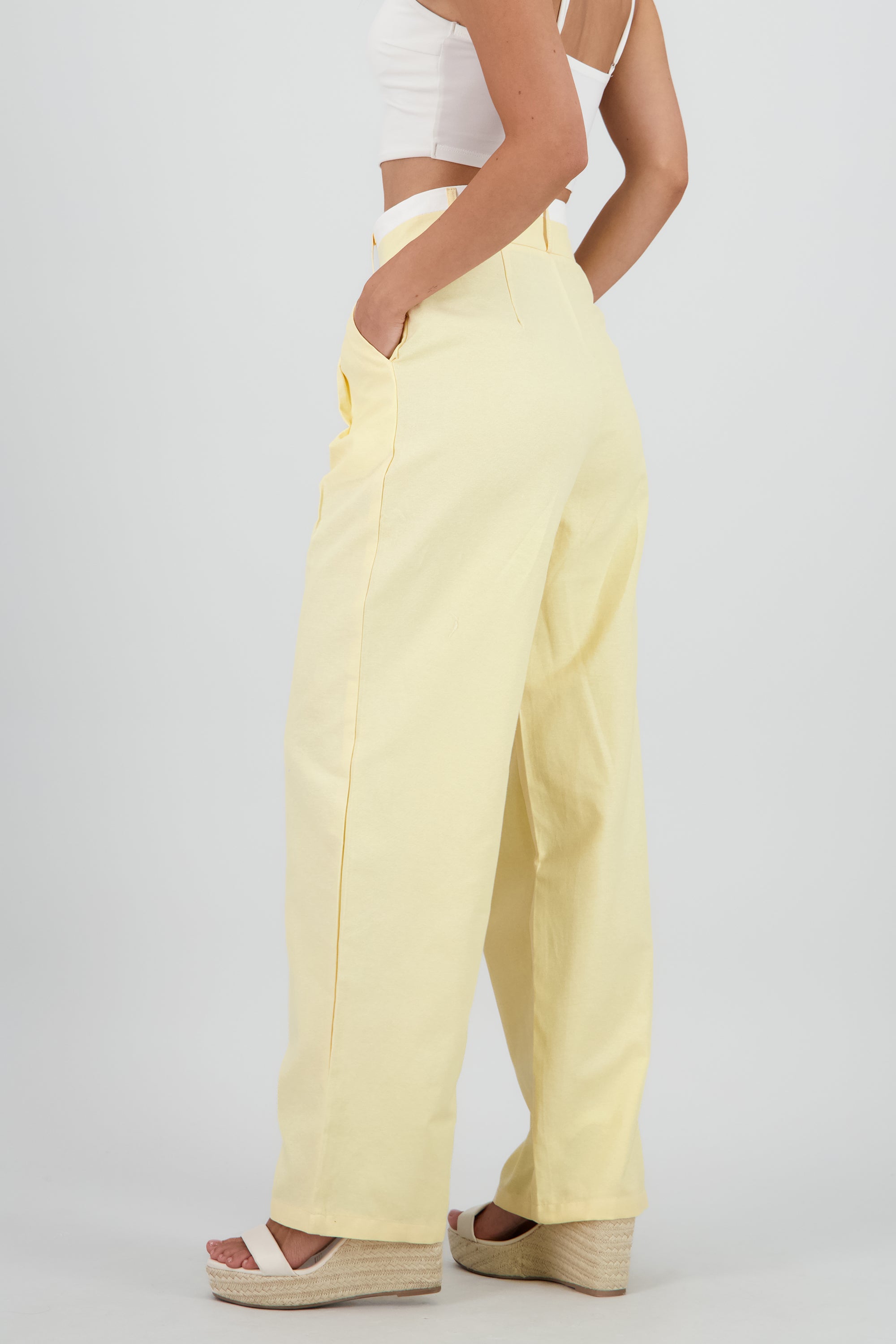 Pantalon recto detalle contraste pretina AMARILLO