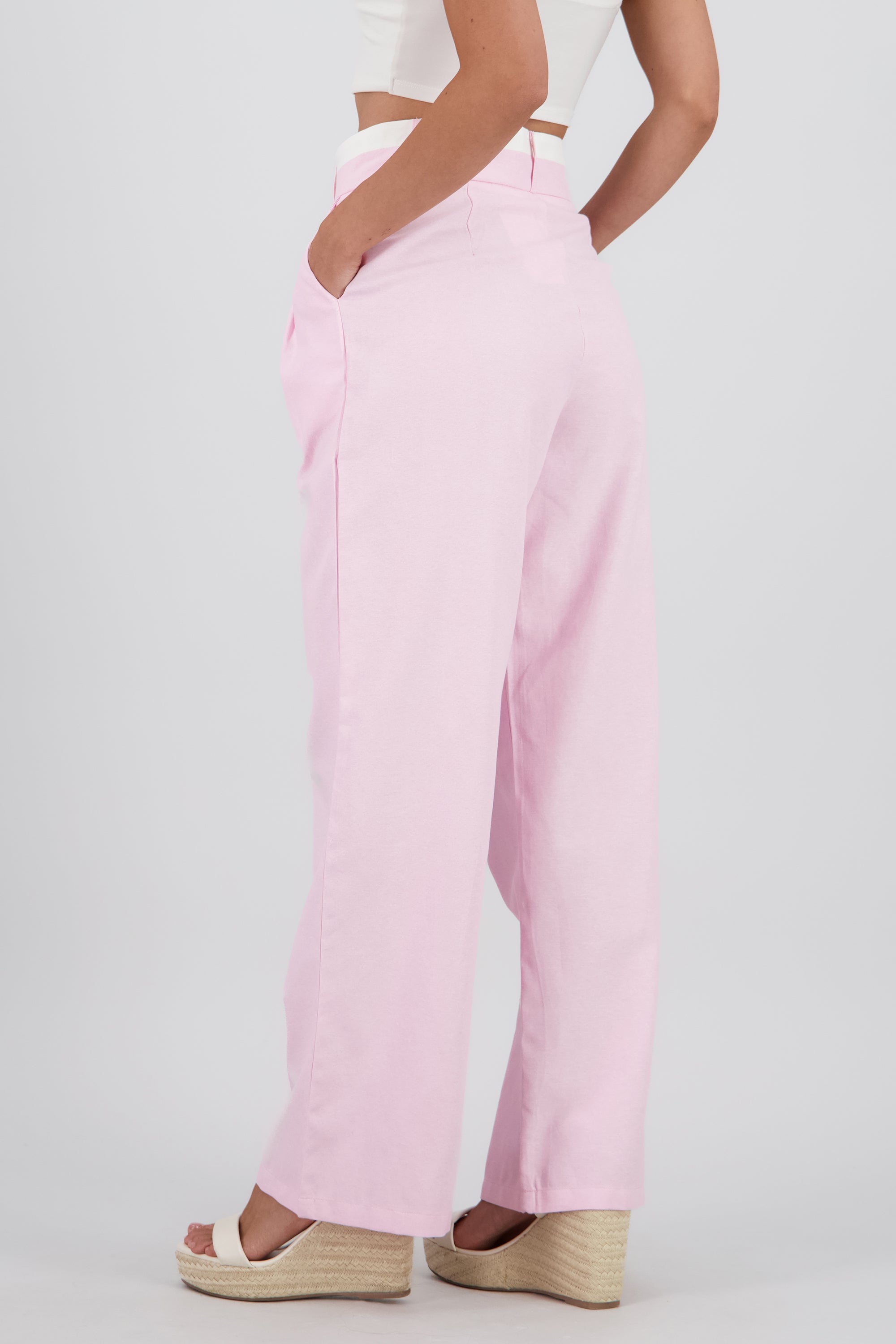Pantalon recto detalle contraste pretina ROSA