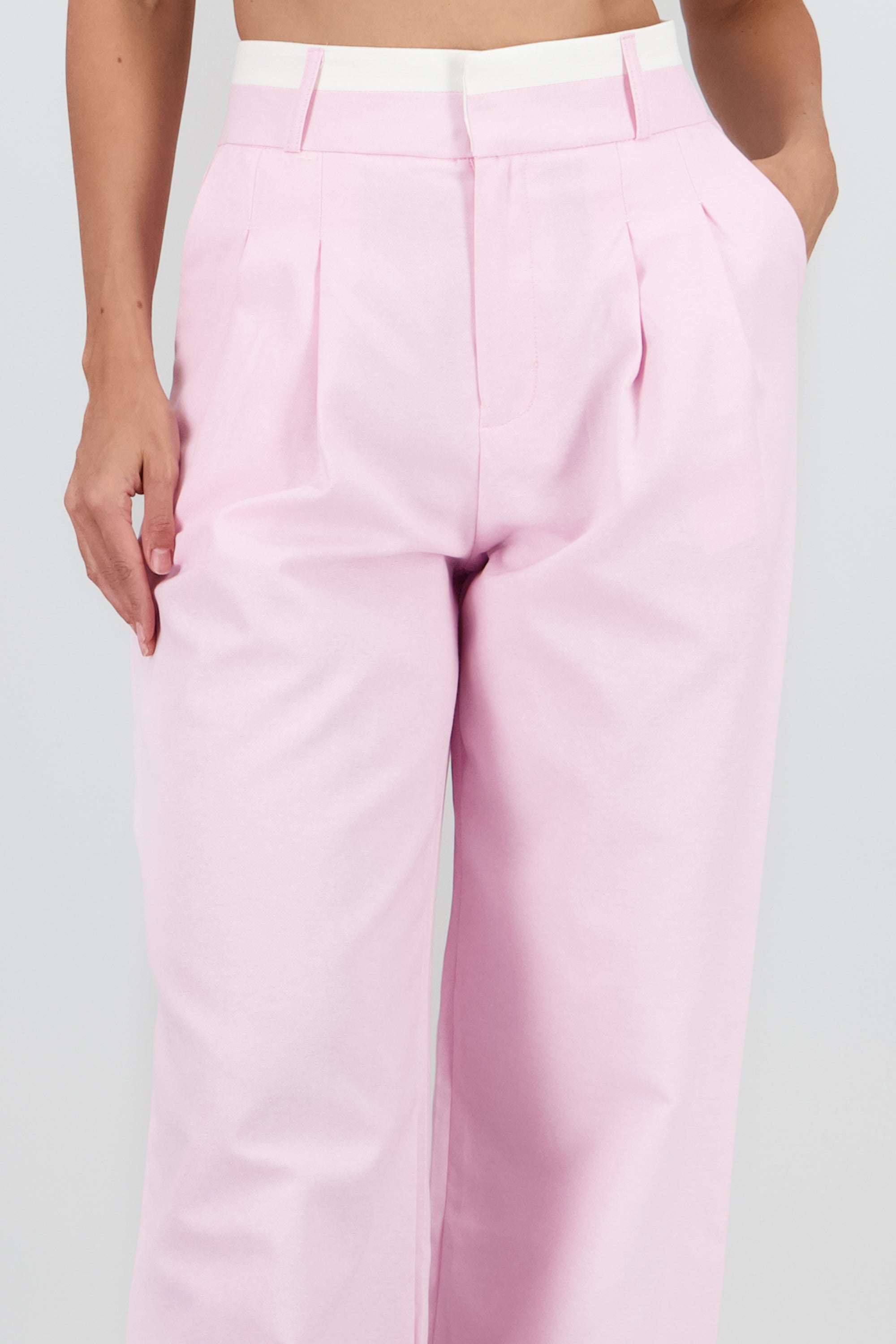Pantalon recto detalle contraste pretina ROSA