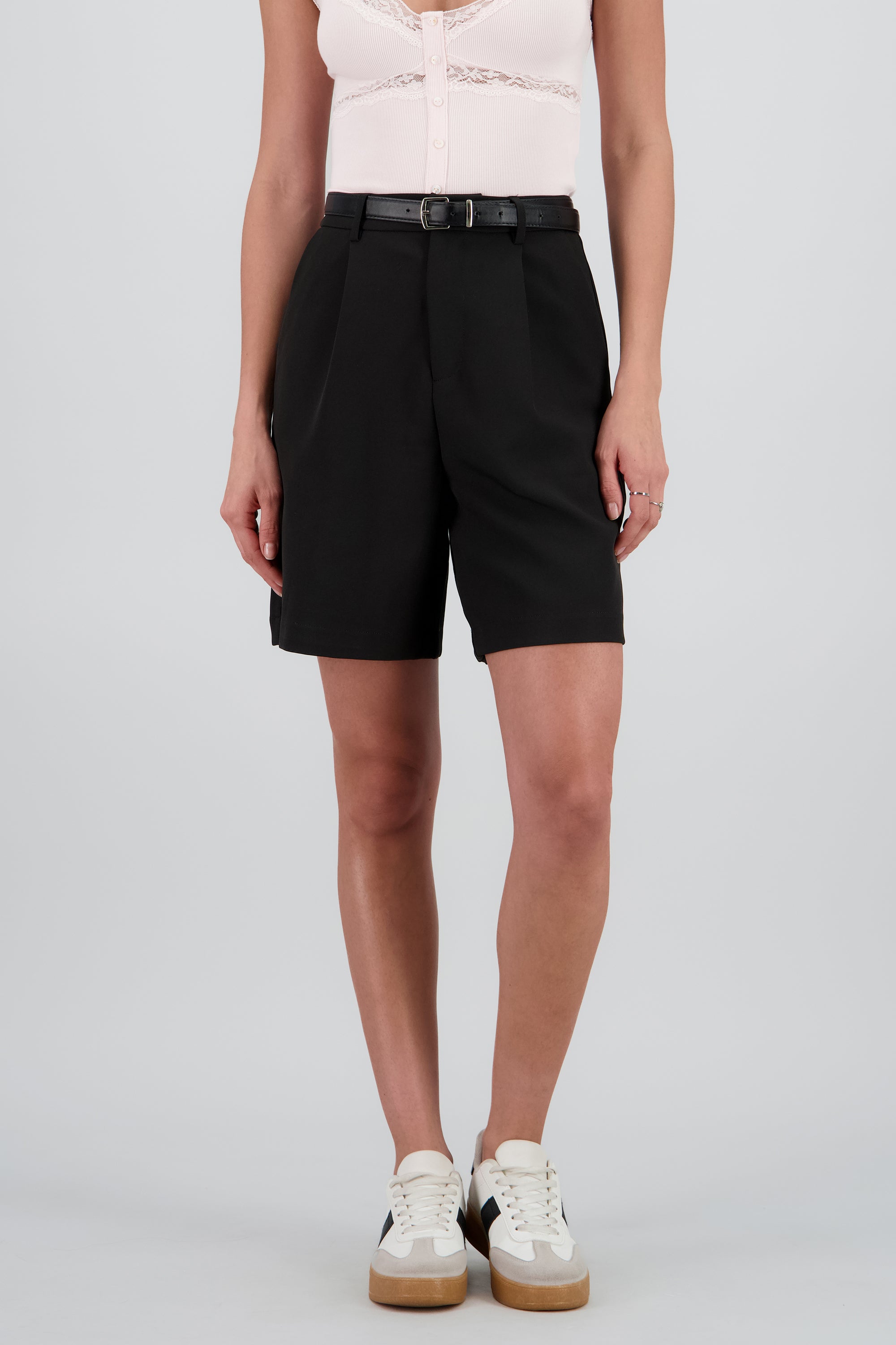 Shorts lisos amplios detalle cinturon NEGRO