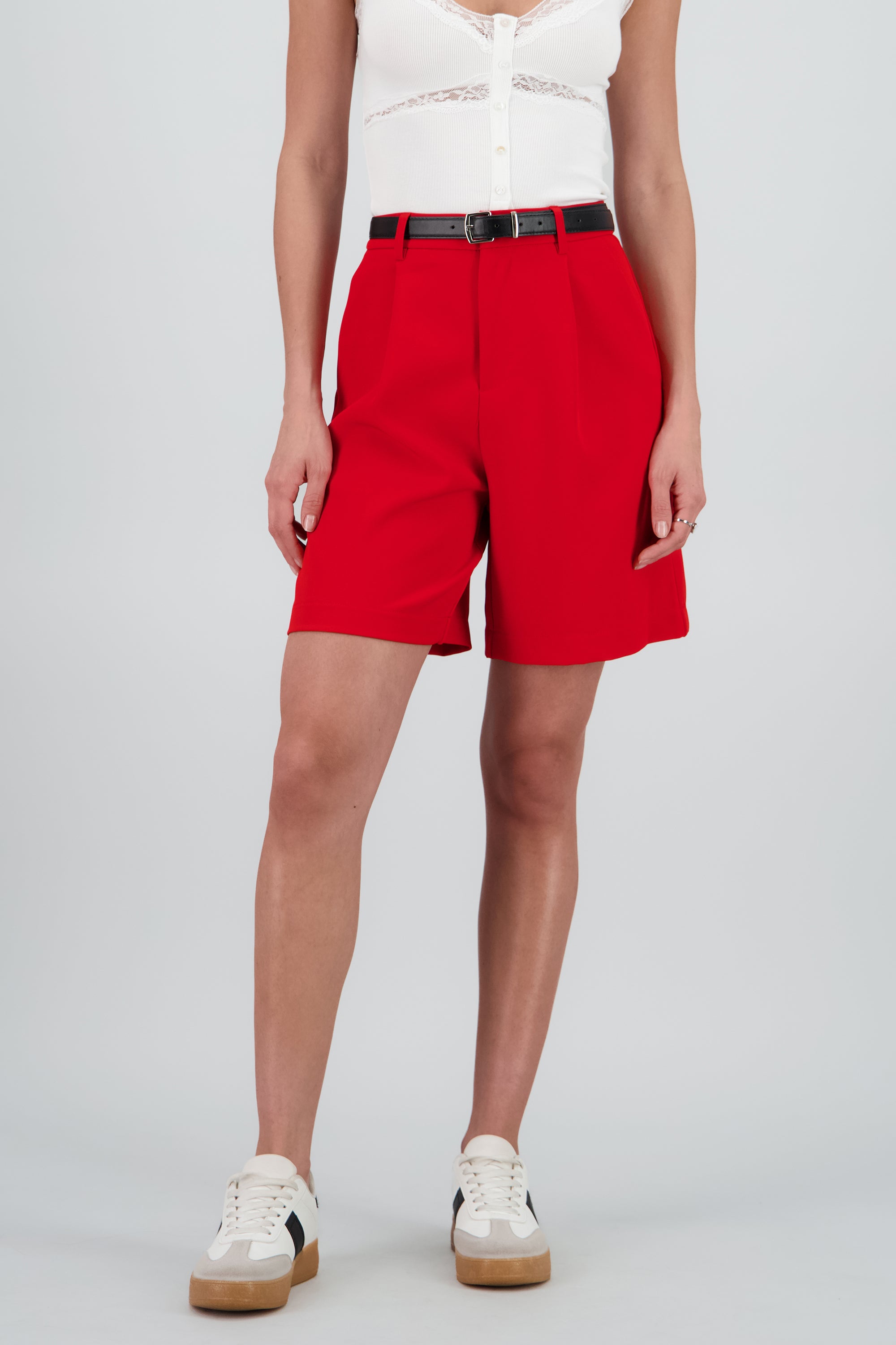 Shorts lisos amplios detalle cinturon ROJO