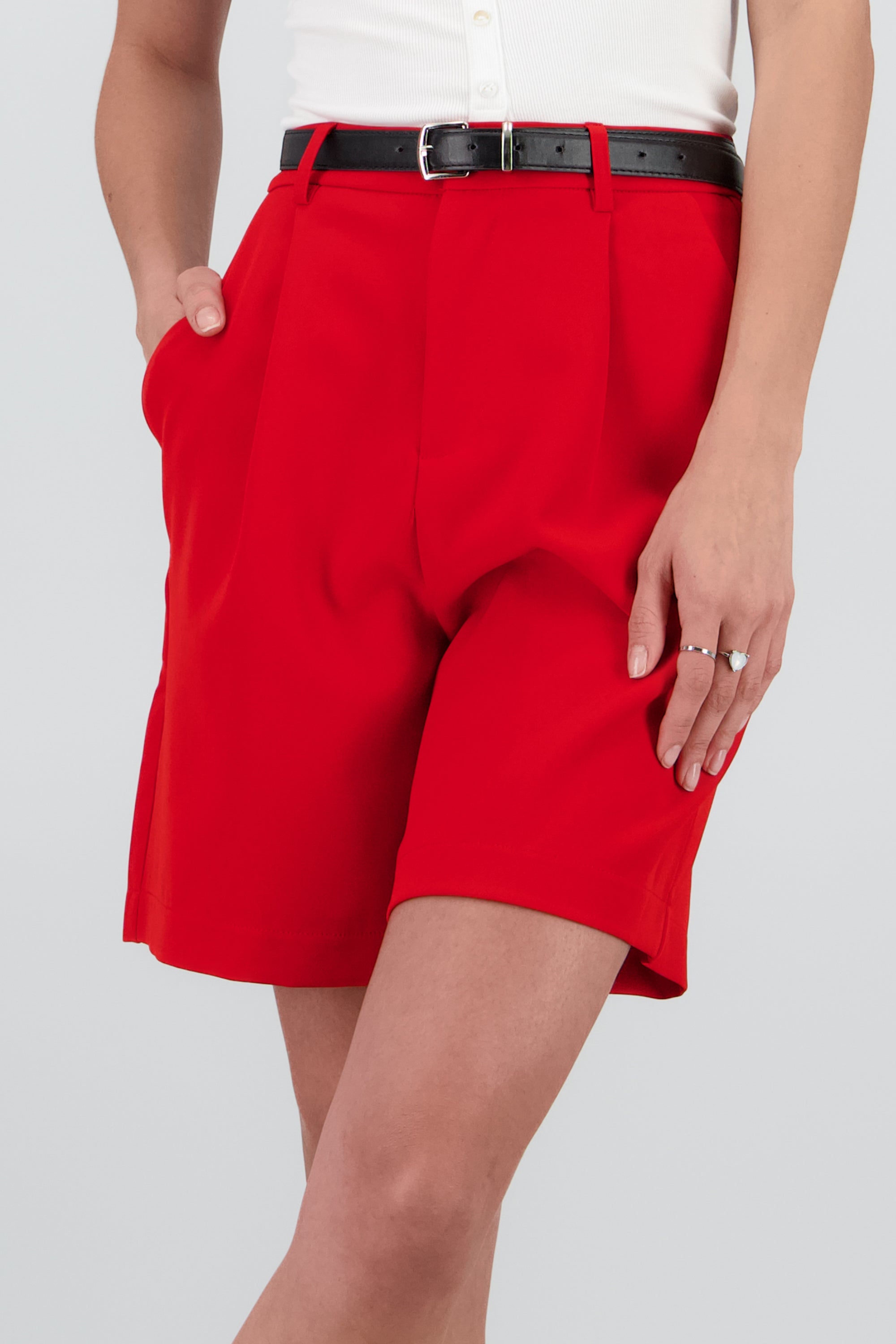 Shorts lisos amplios detalle cinturon ROJO