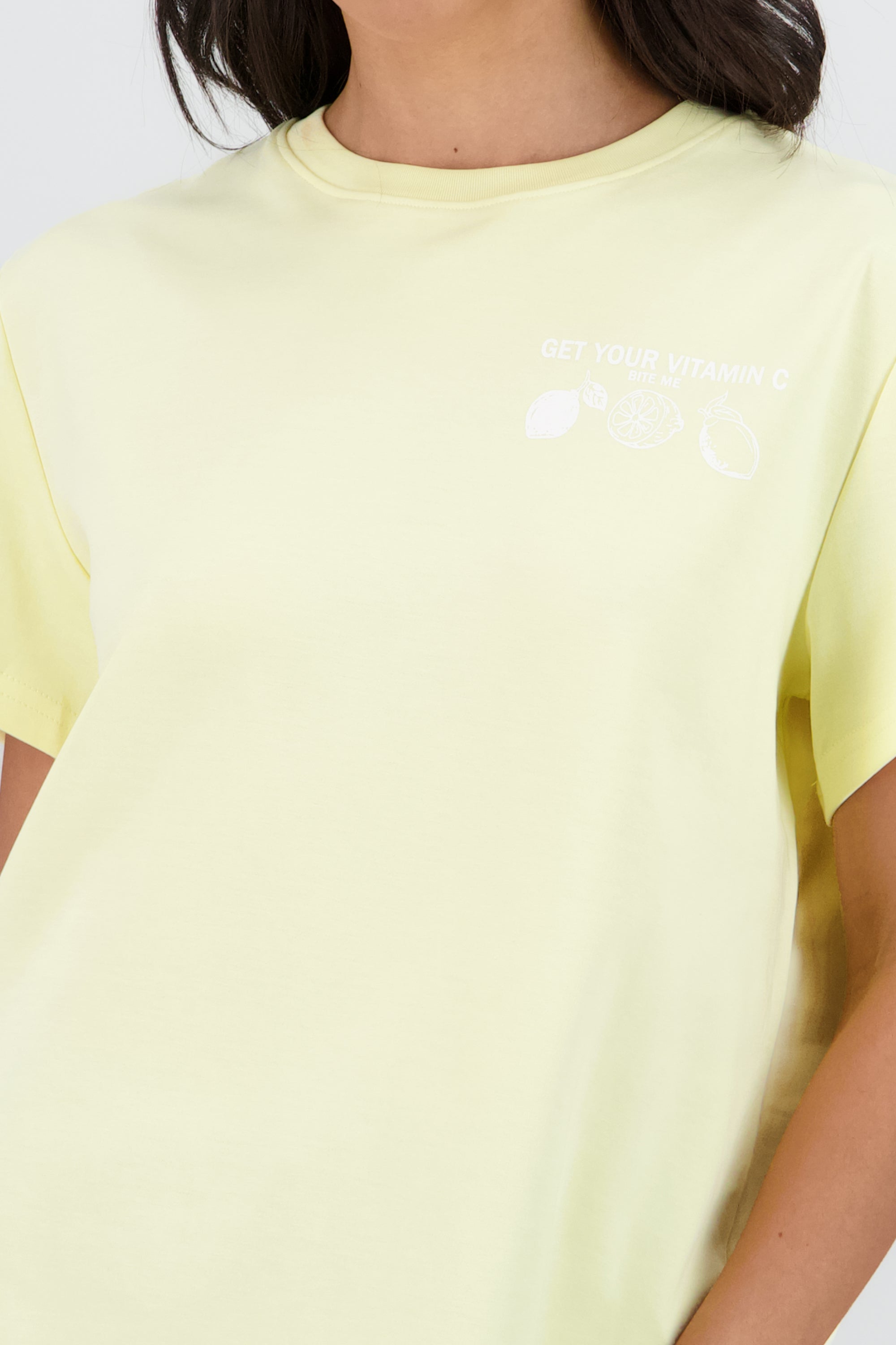 Playera manga corta estampado vitamin AMARILLO