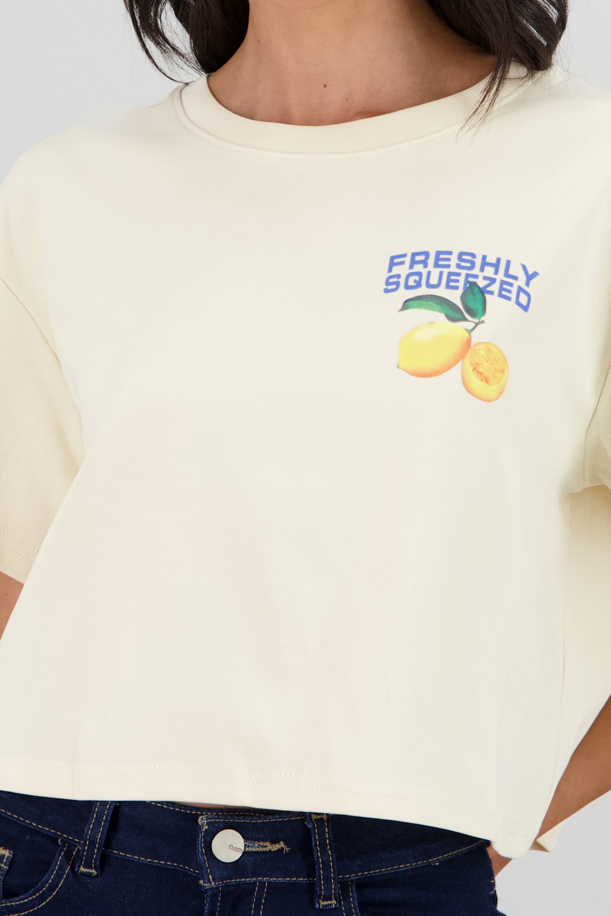 Playera manga corta crop estampado limones BEIGE