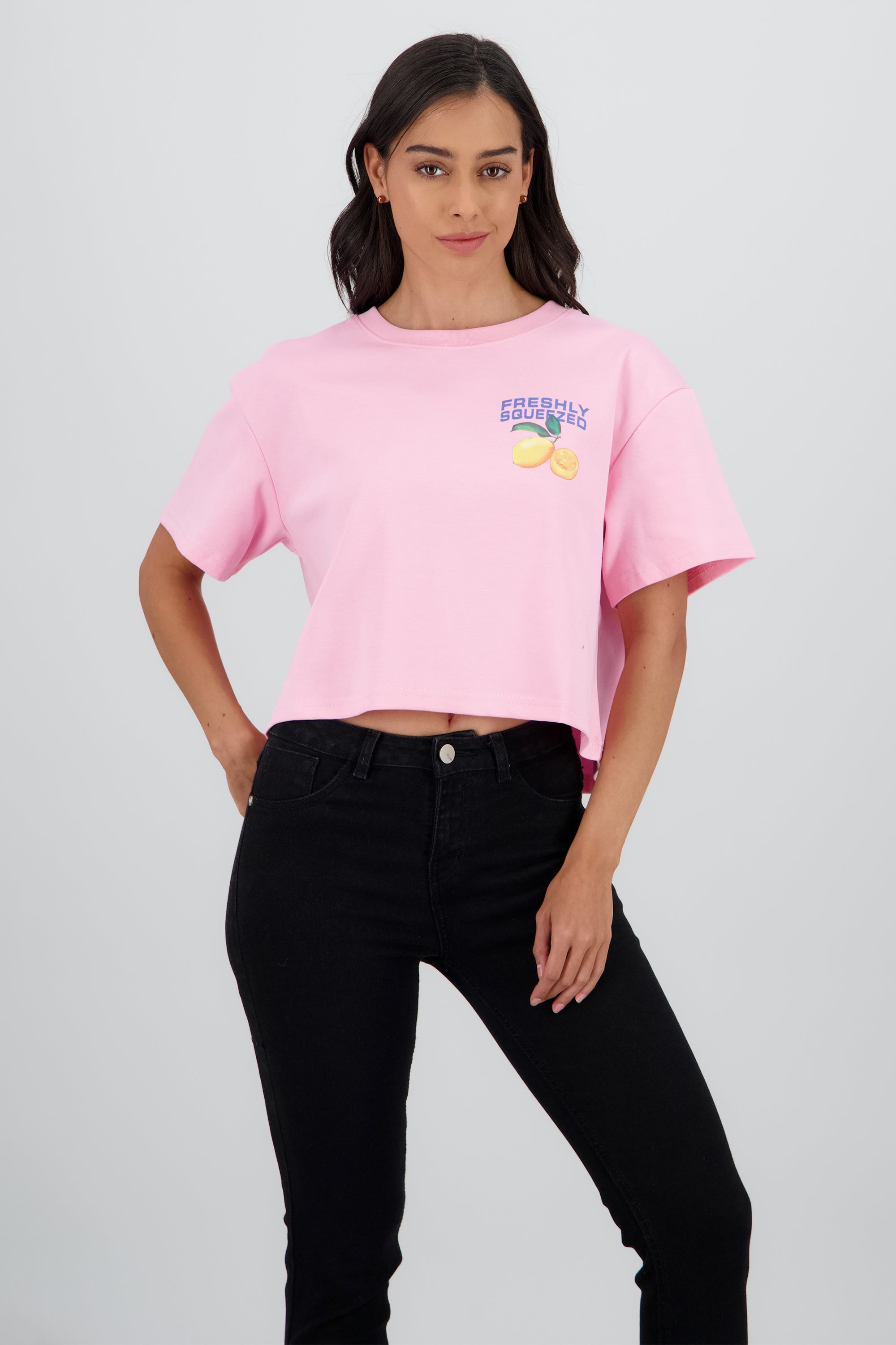 Playera manga corta crop estampado limones ROSA