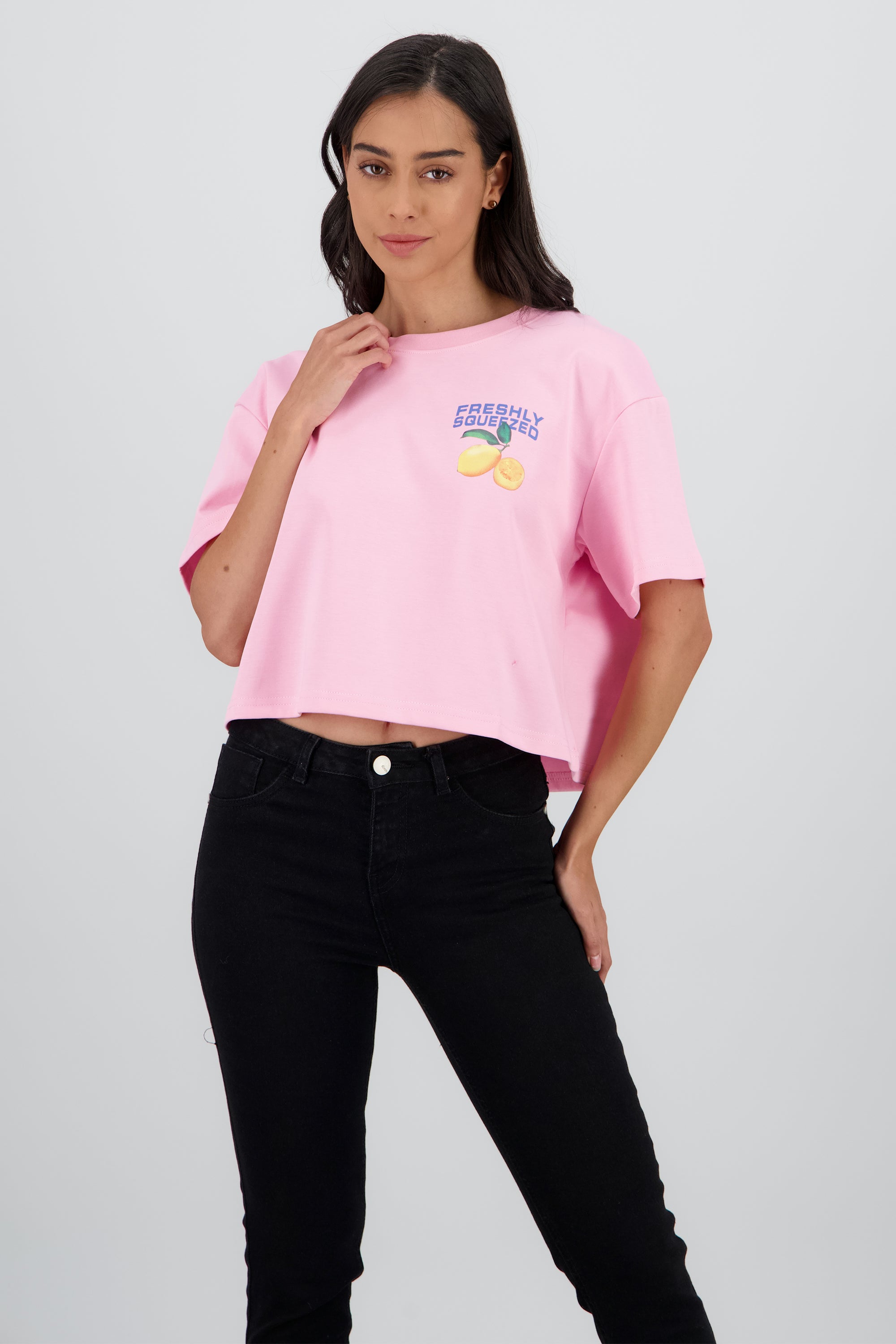 Playera manga corta crop estampado limones ROSA