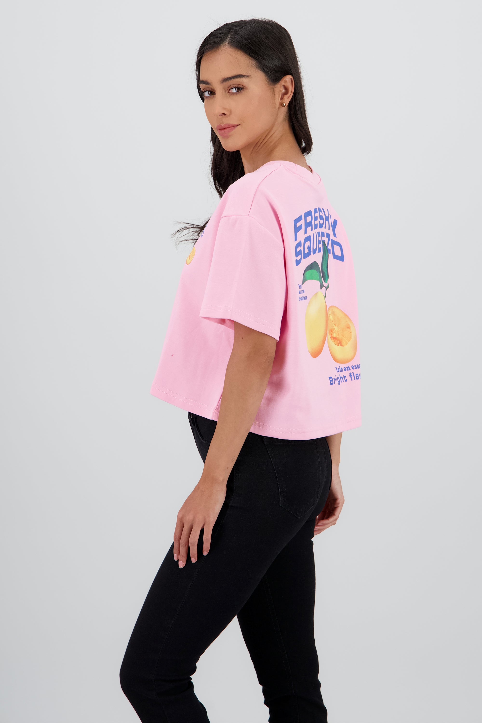 Playera manga corta crop estampado limones ROSA