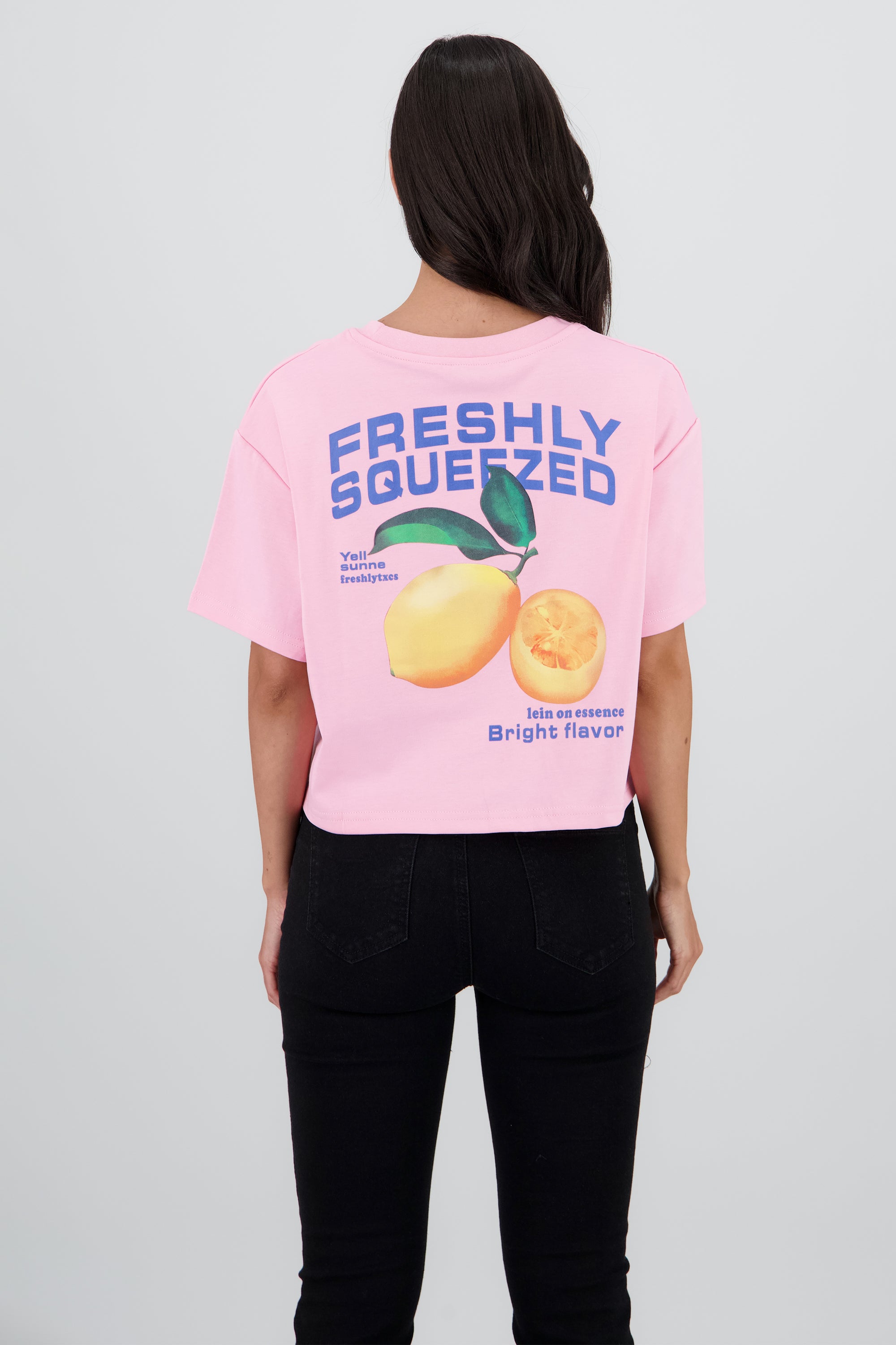 Playera manga corta crop estampado limones ROSA