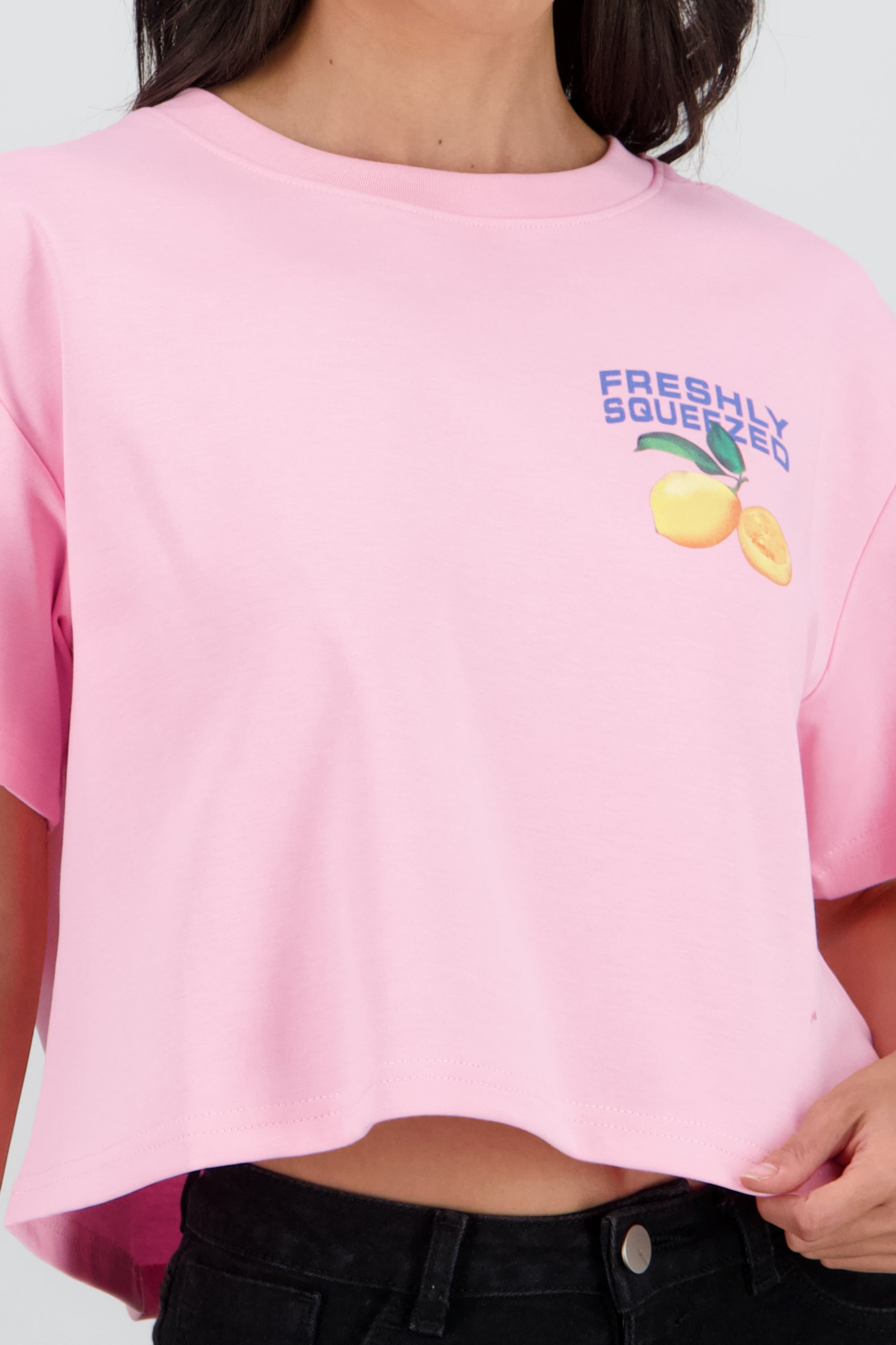 Playera manga corta crop estampado limones ROSA