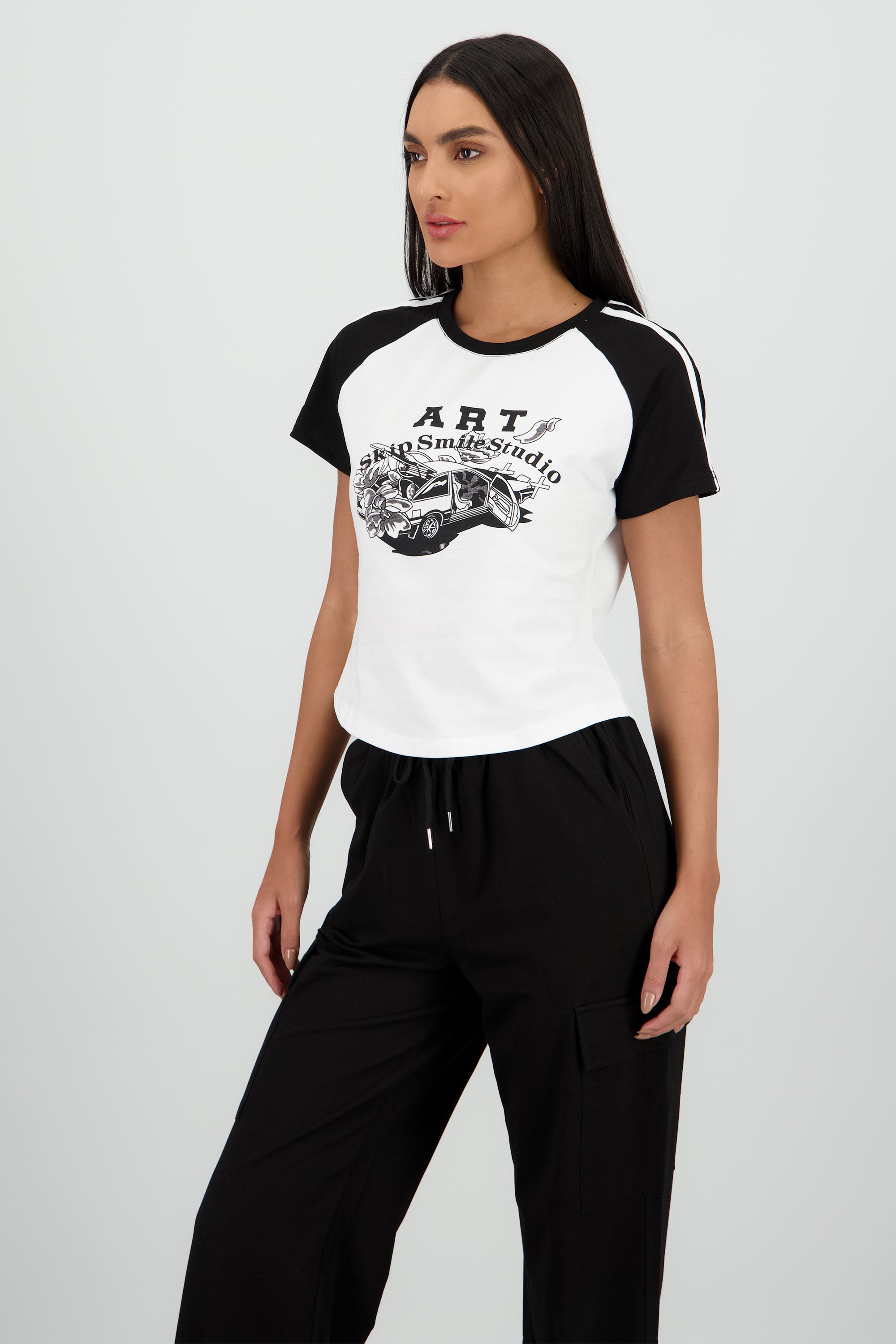Playera crop detalle estampado contraste mangas NEGRO COMBO