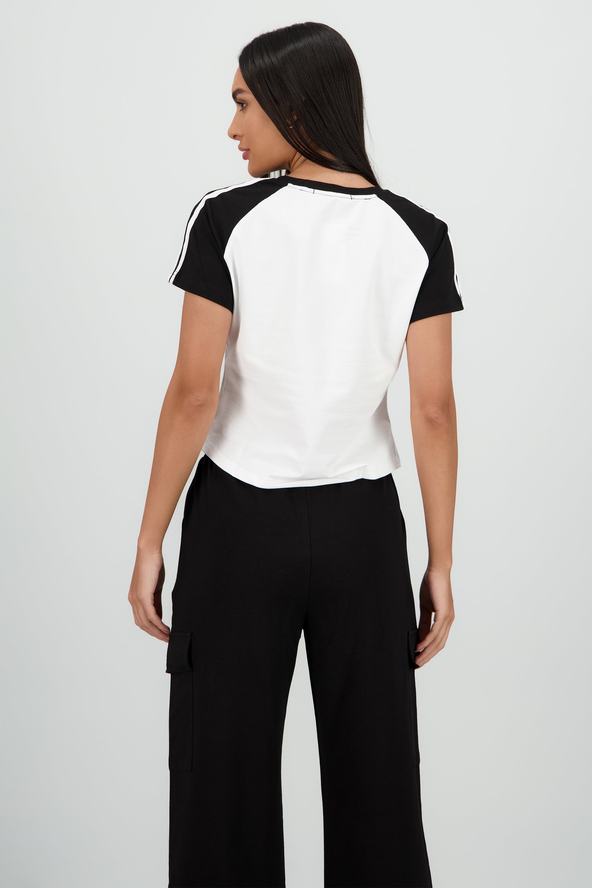 Playera crop detalle estampado contraste mangas NEGRO COMBO