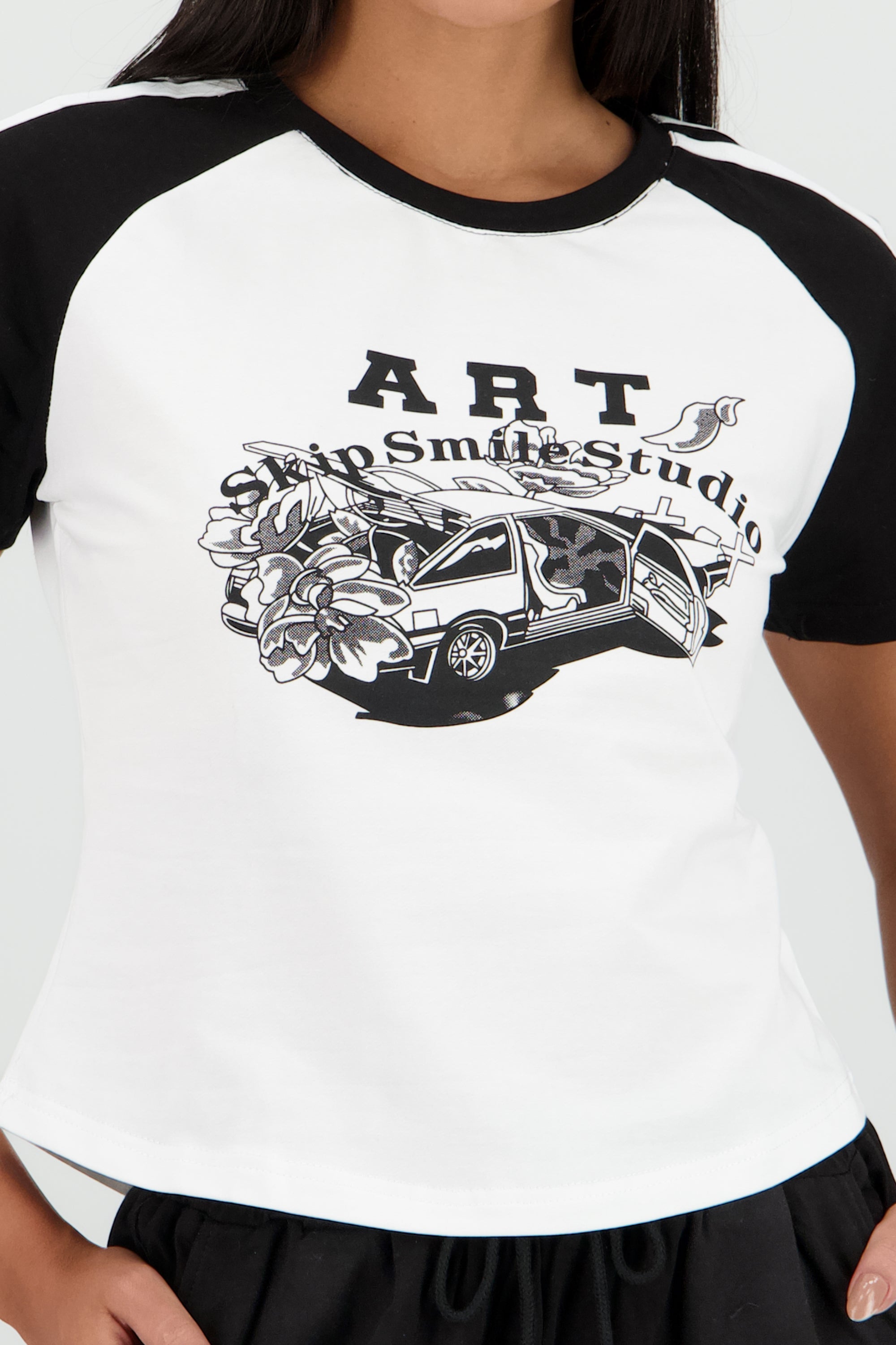Playera crop detalle estampado contraste mangas NEGRO COMBO