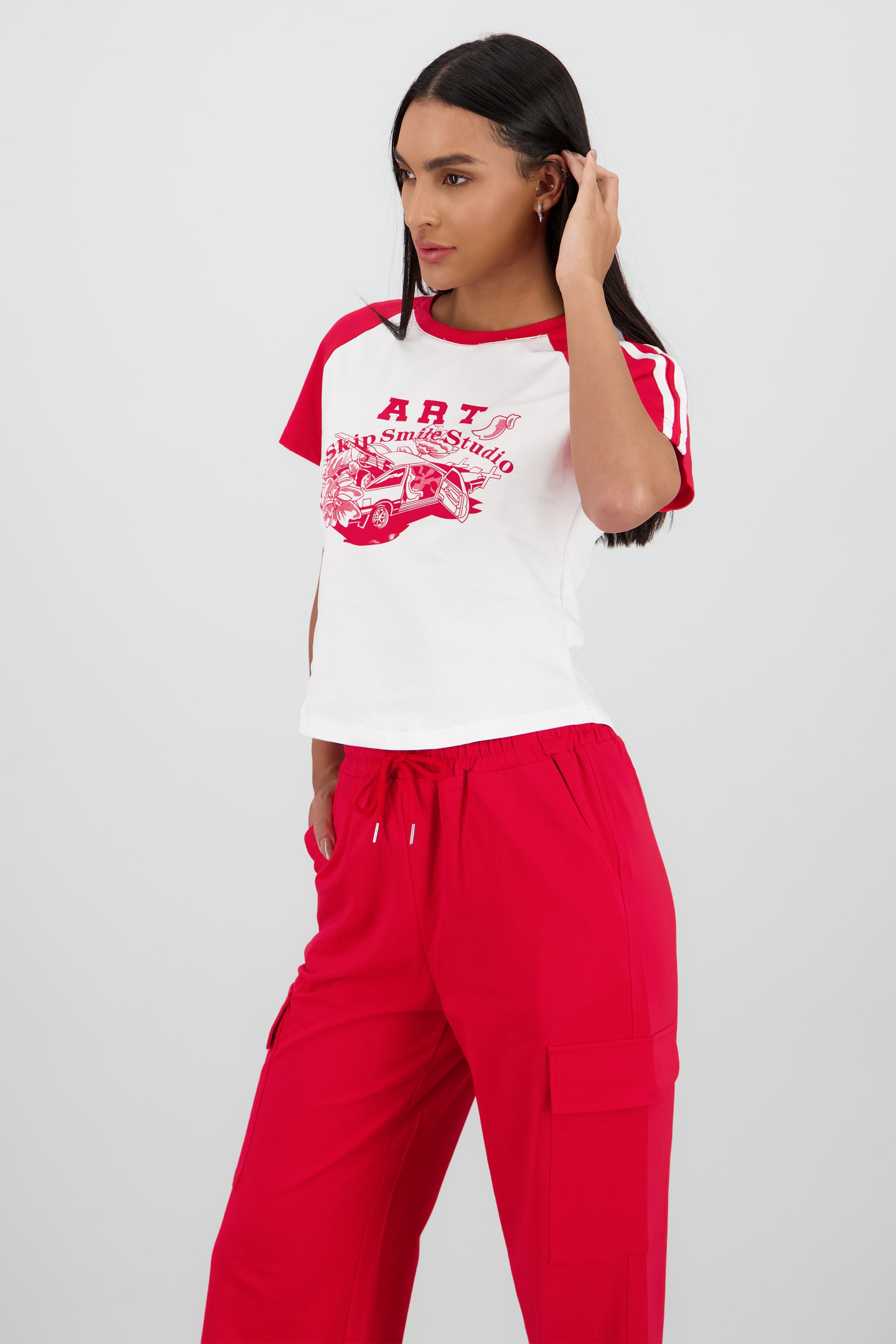 Playera crop detalle estampado contraste mangas ROJO COMBO