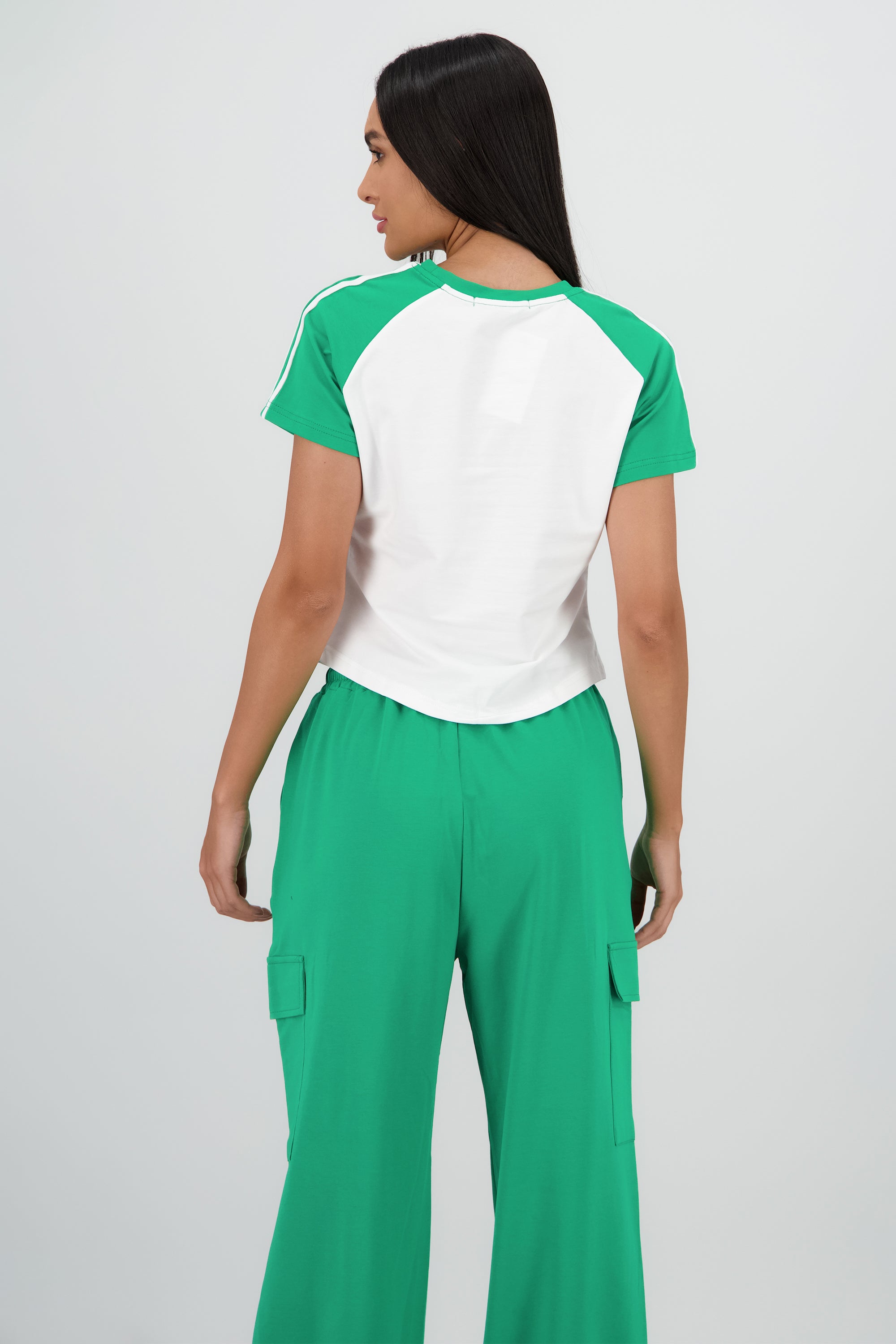 Playera crop detalle estampado contraste mangas VERDE COMBO