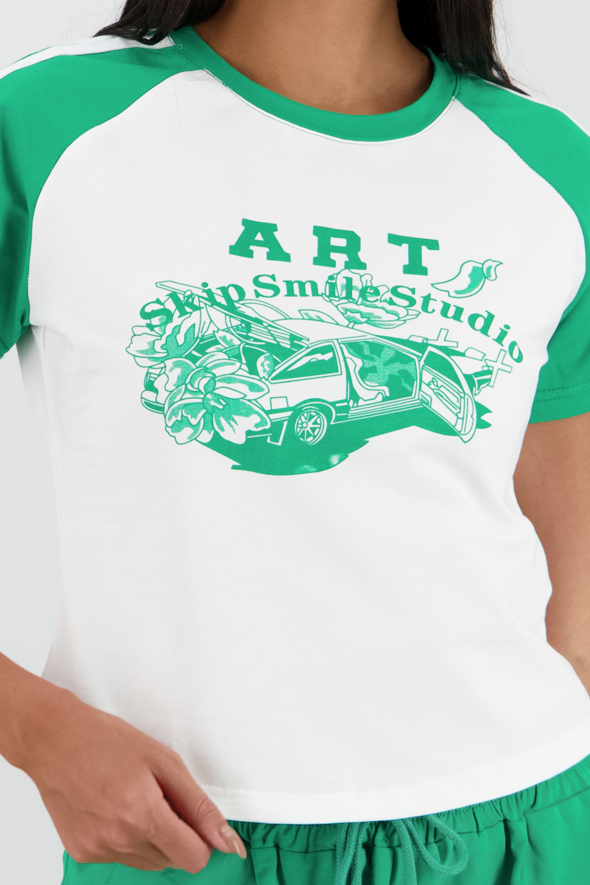 Playera crop detalle estampado contraste mangas VERDE COMBO