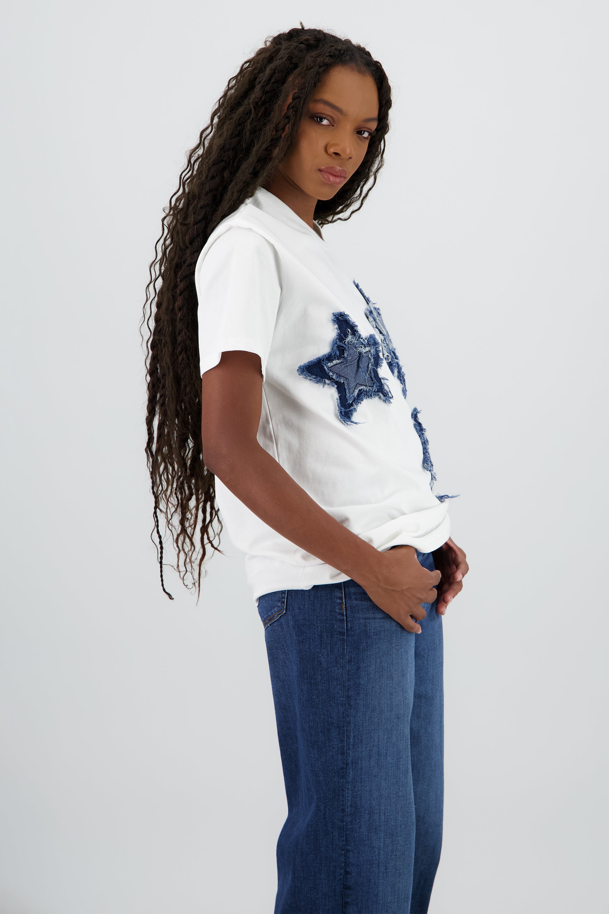 Playera manga corta detalle estrellas BLANCO