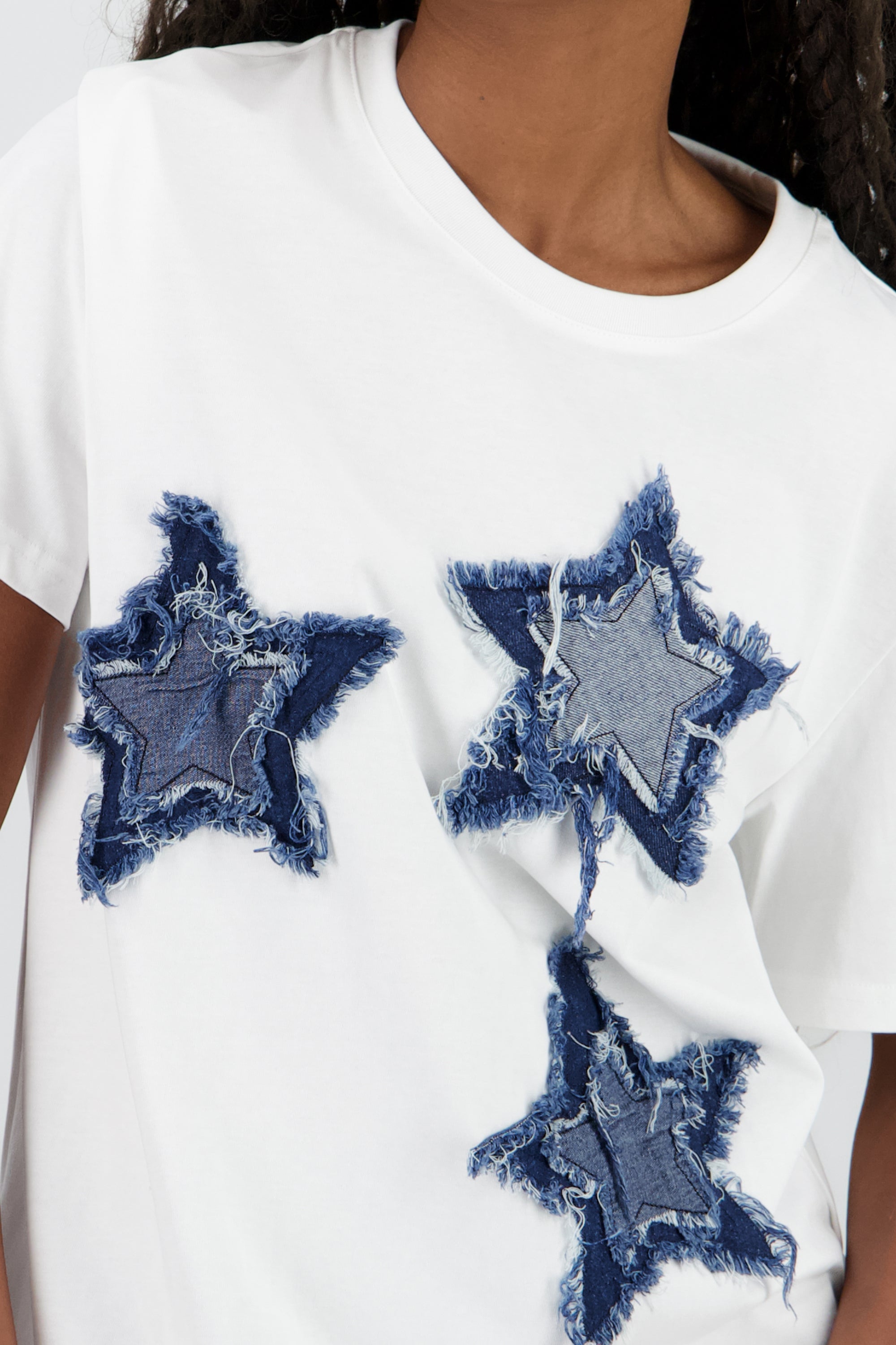 Playera manga corta detalle estrellas BLANCO
