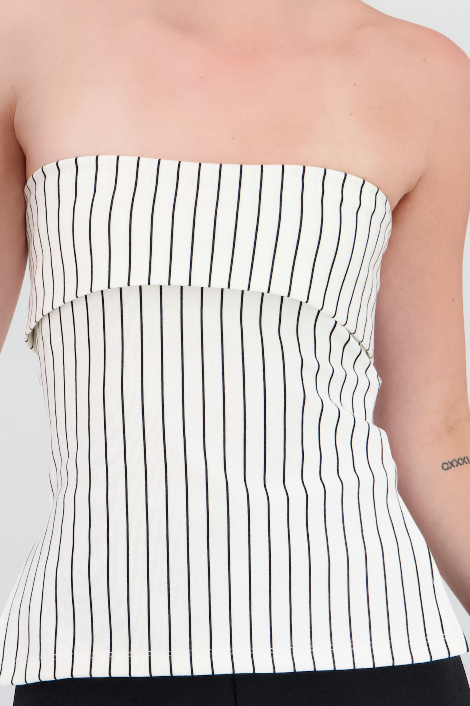 Top strapless rallas BLANCO COMBO
