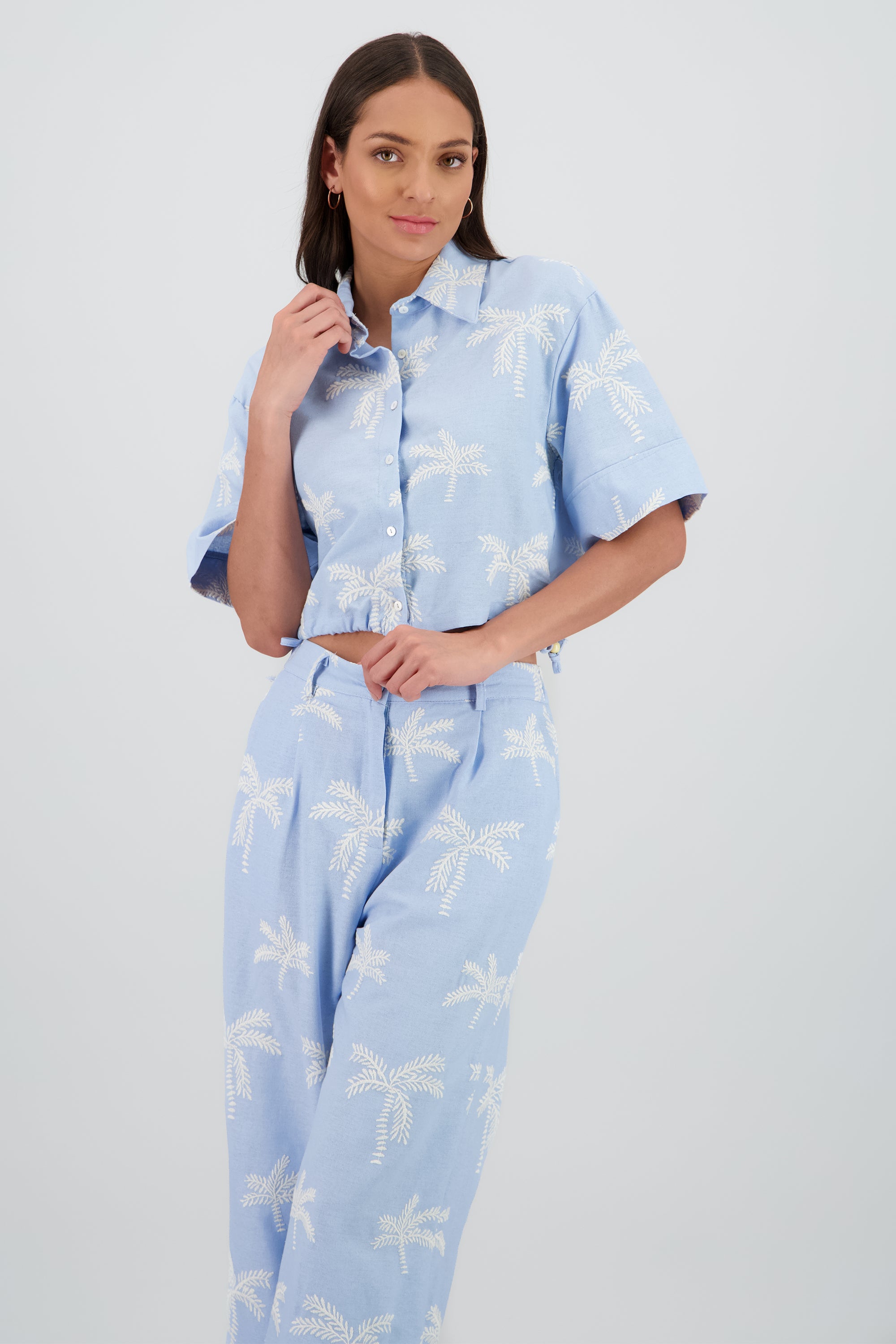 Camisa crop manga corta detalle palmeras AZUL