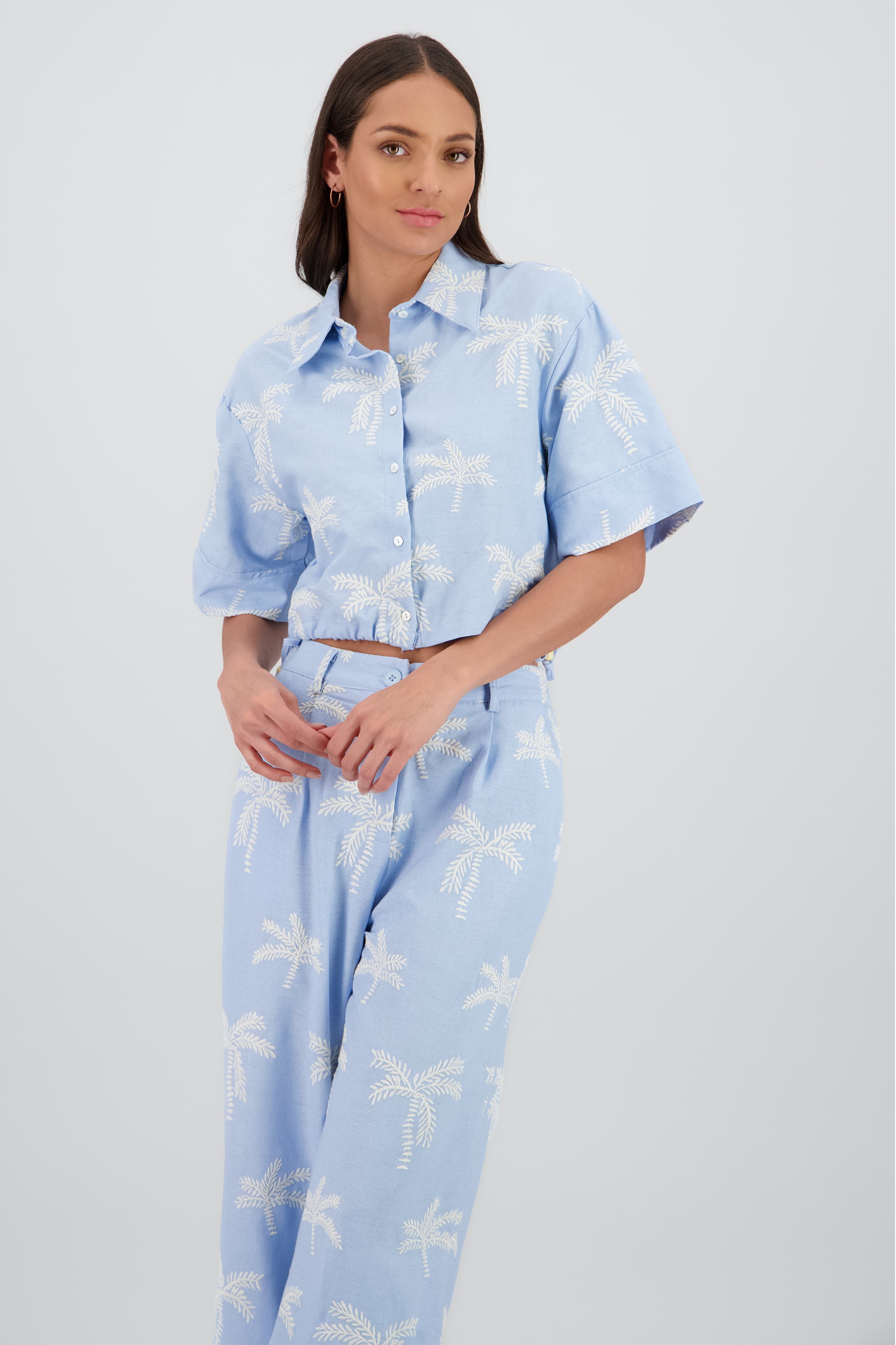 Camisa crop manga corta detalle palmeras AZUL