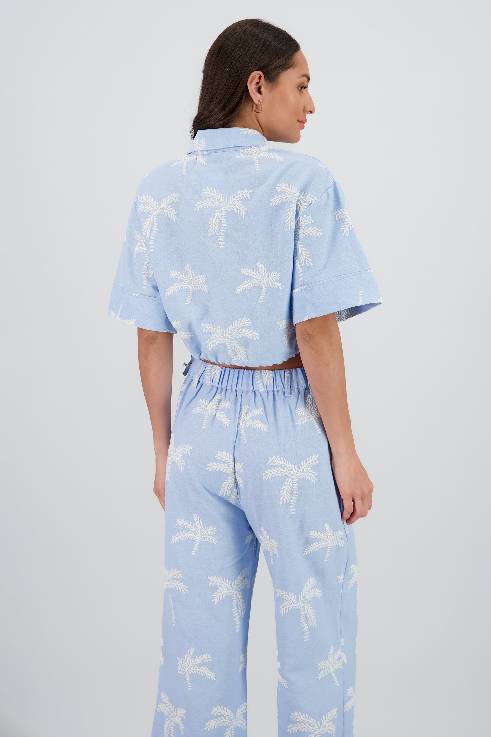 Camisa crop manga corta detalle palmeras AZUL