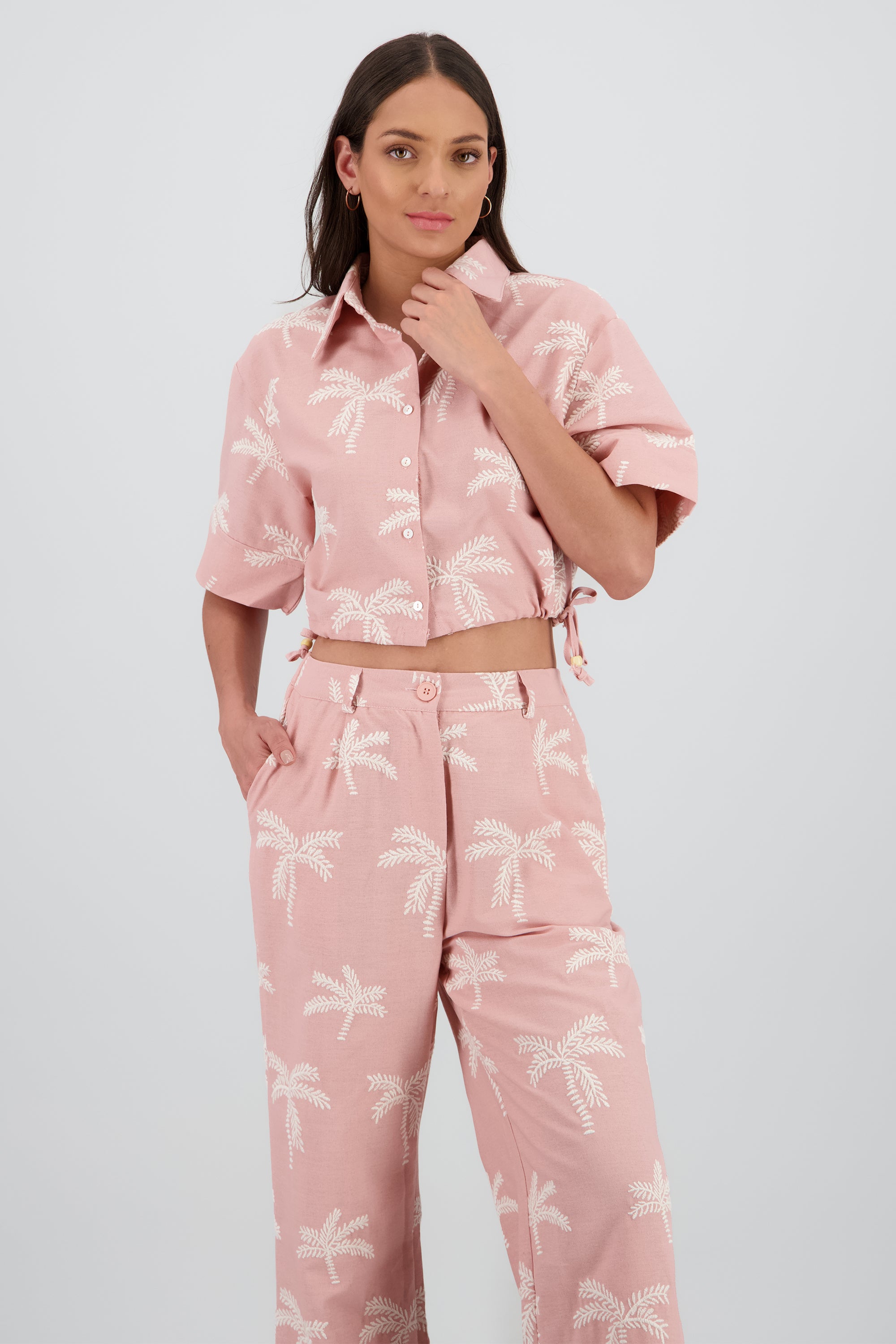 Camisa crop manga corta detalle palmeras ROSA
