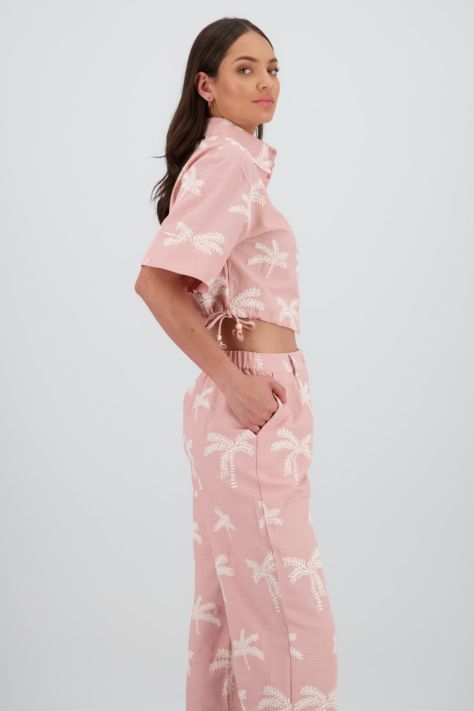 Camisa crop manga corta detalle palmeras ROSA