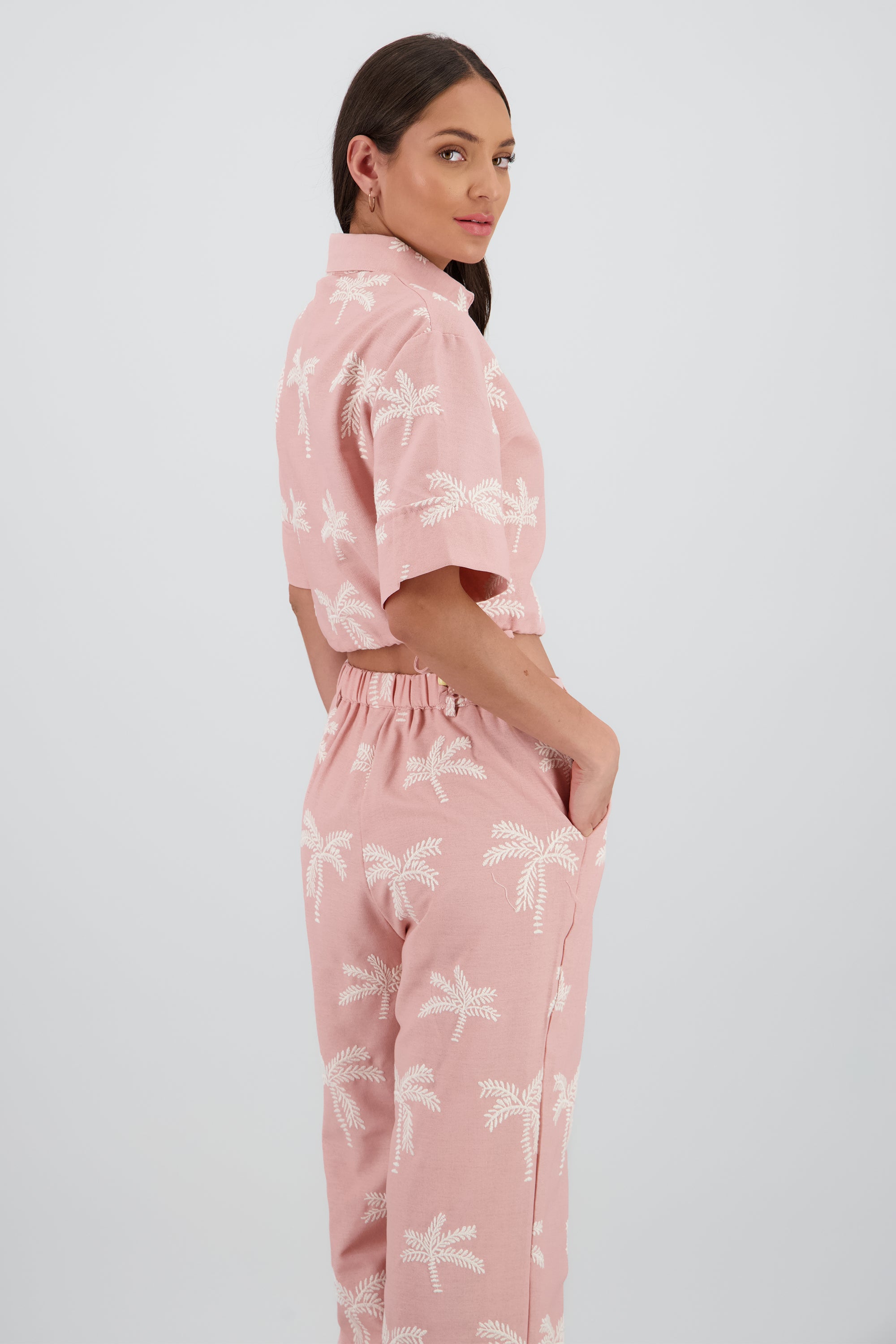 Camisa crop manga corta detalle palmeras ROSA