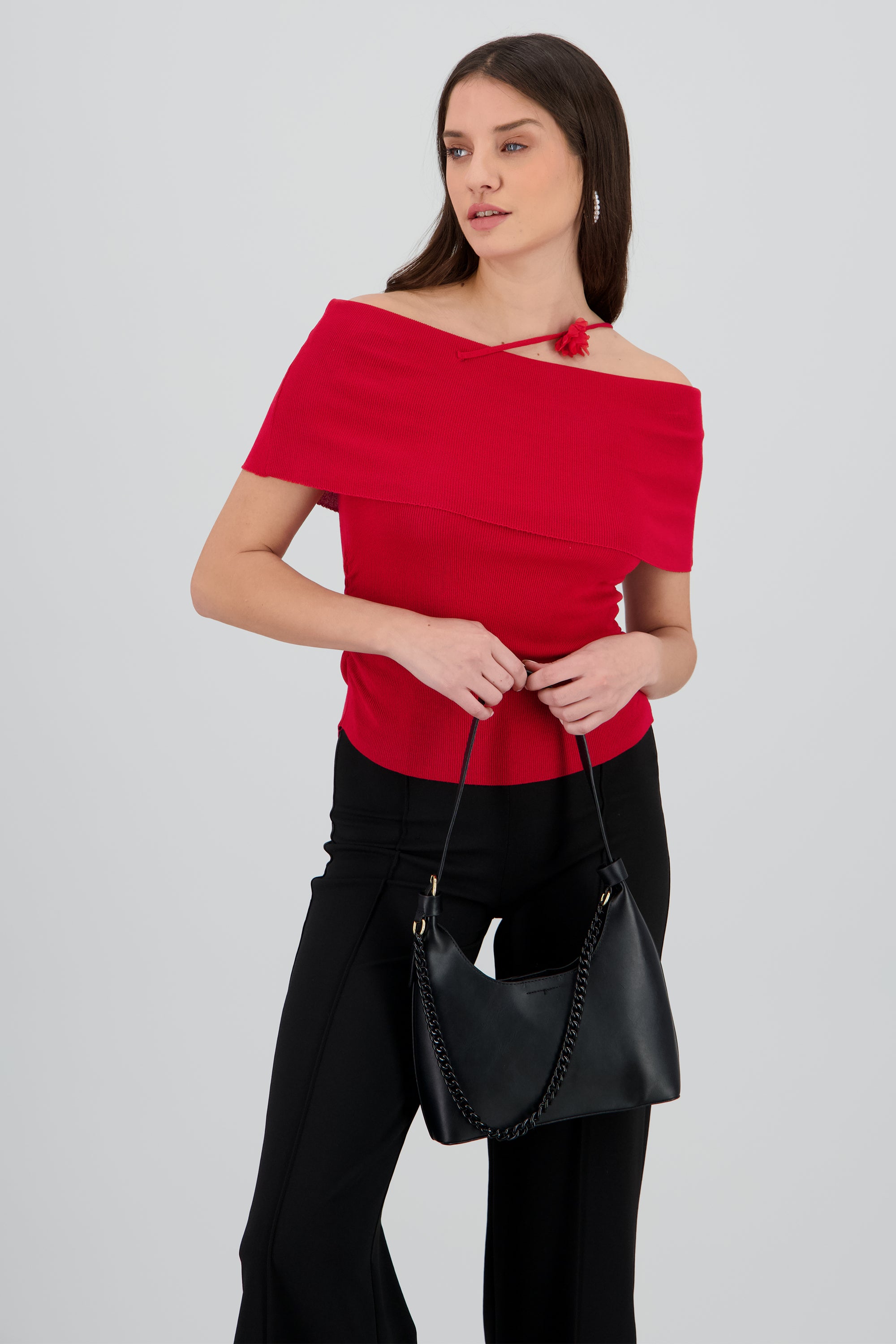 Top tejido off shoulder detalle flor ROJO