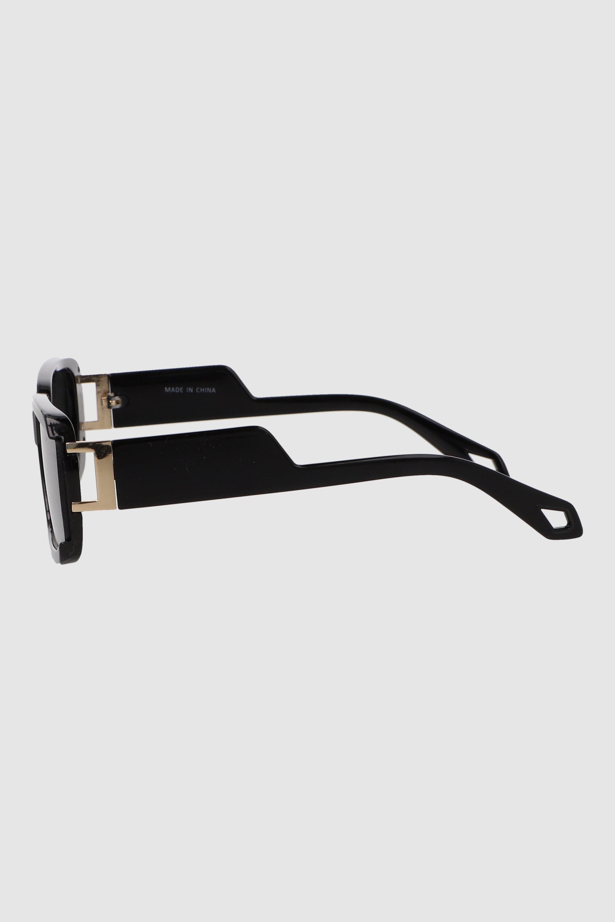 Lente rectangular monocromatico detalle metalico NEGRO