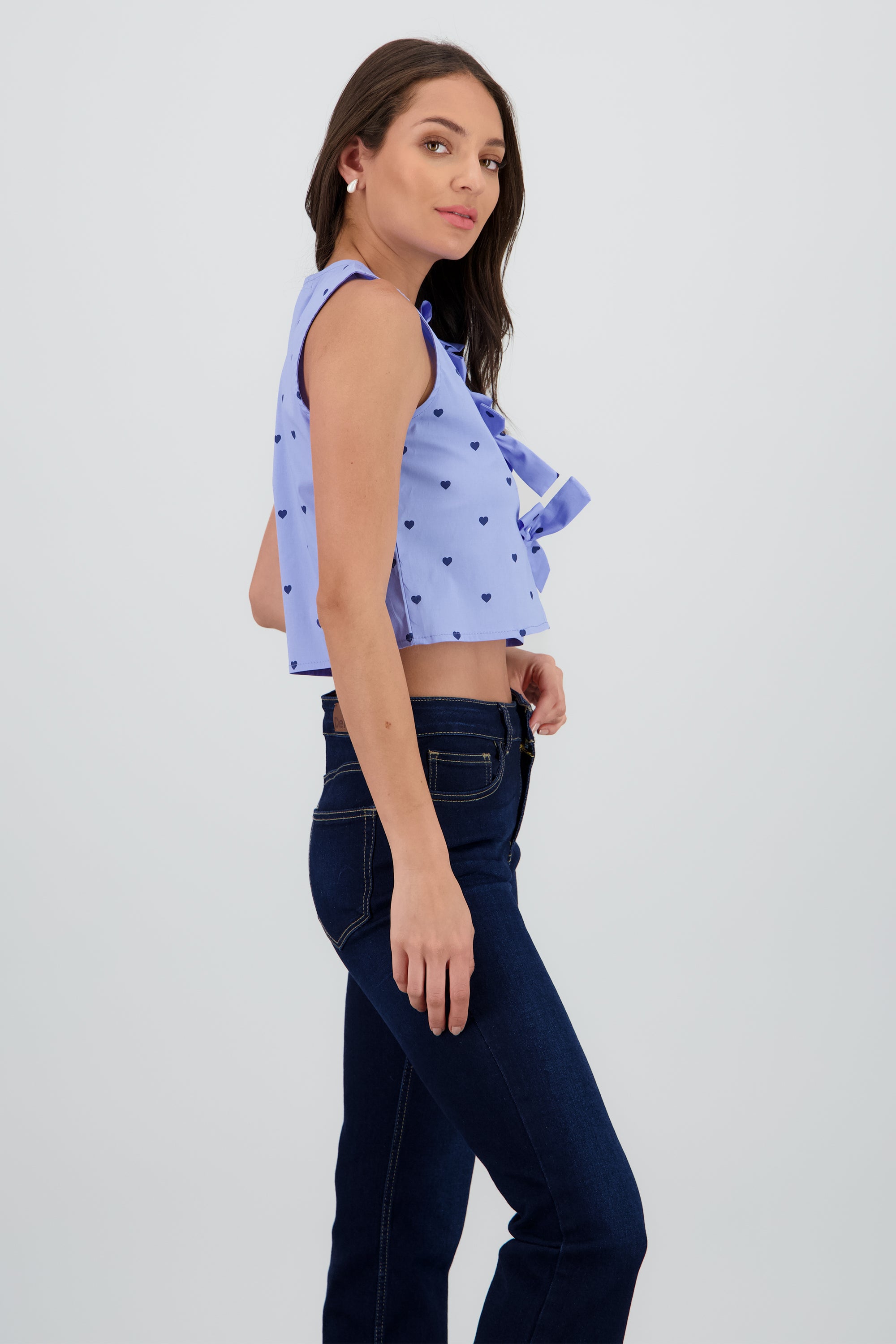 Top sin manga cuello redondo detalle lazos corazon AZUL