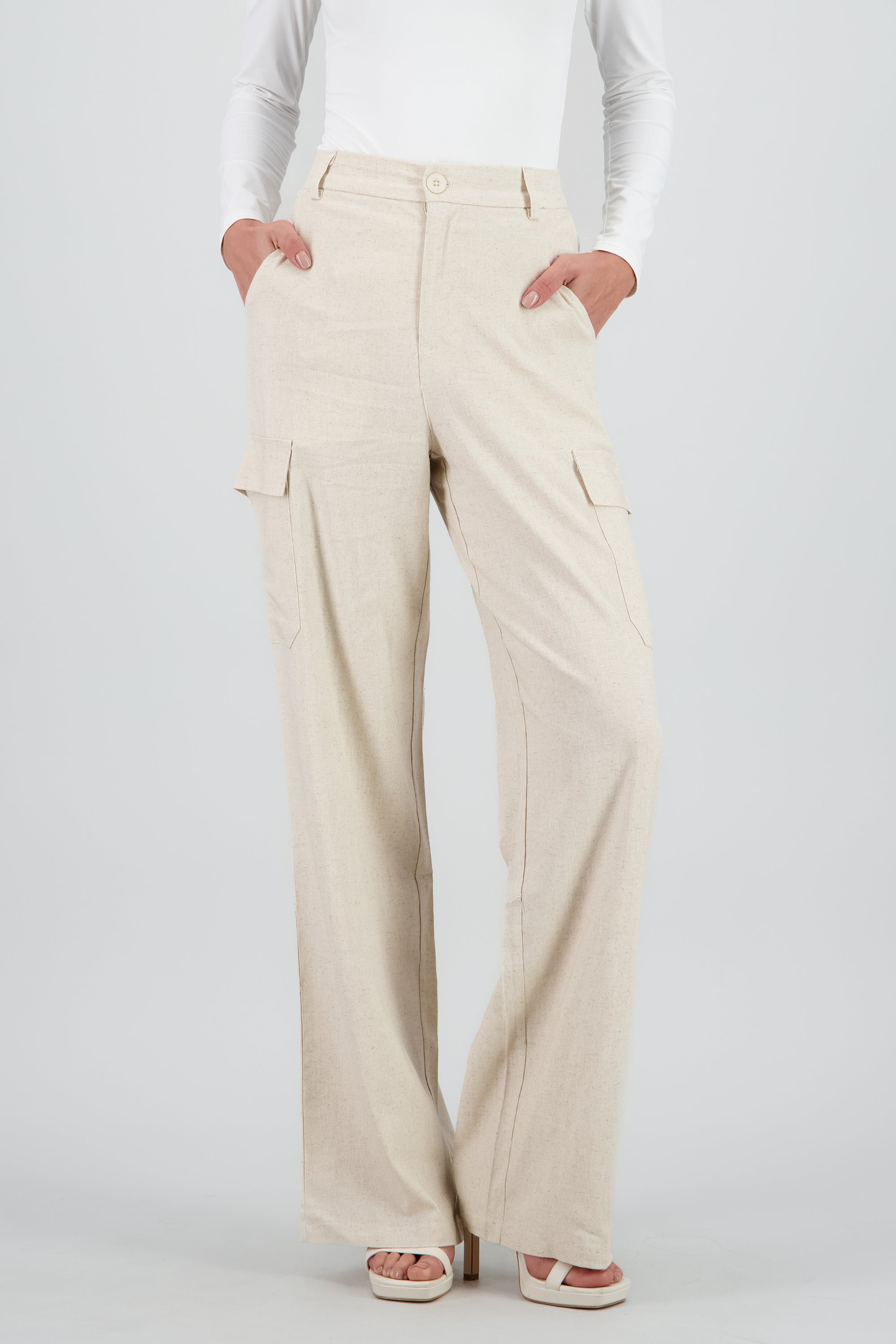 Pantalon recto detalle bolsas cargo BEIGE