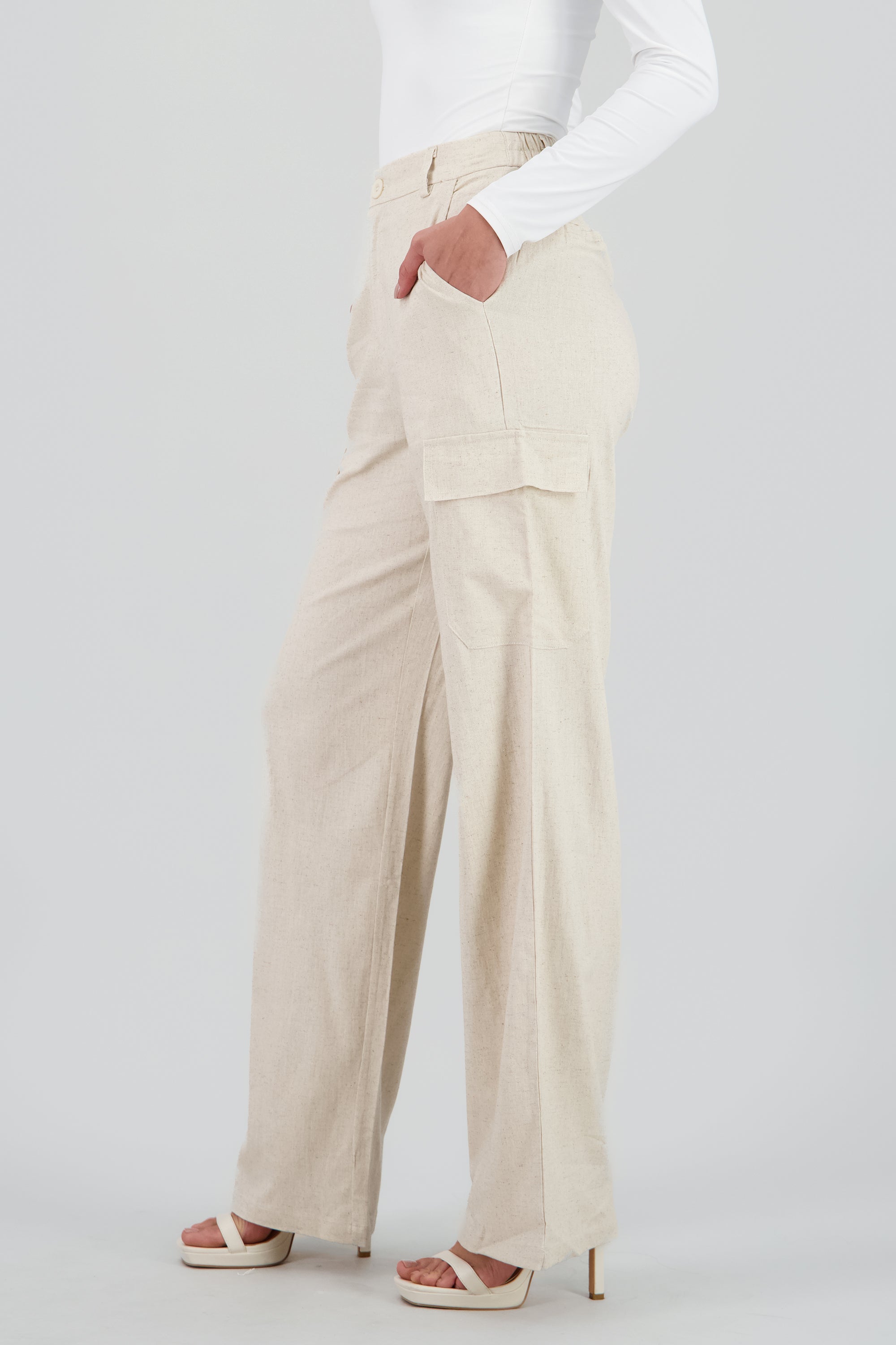 Pantalon recto detalle bolsas cargo BEIGE