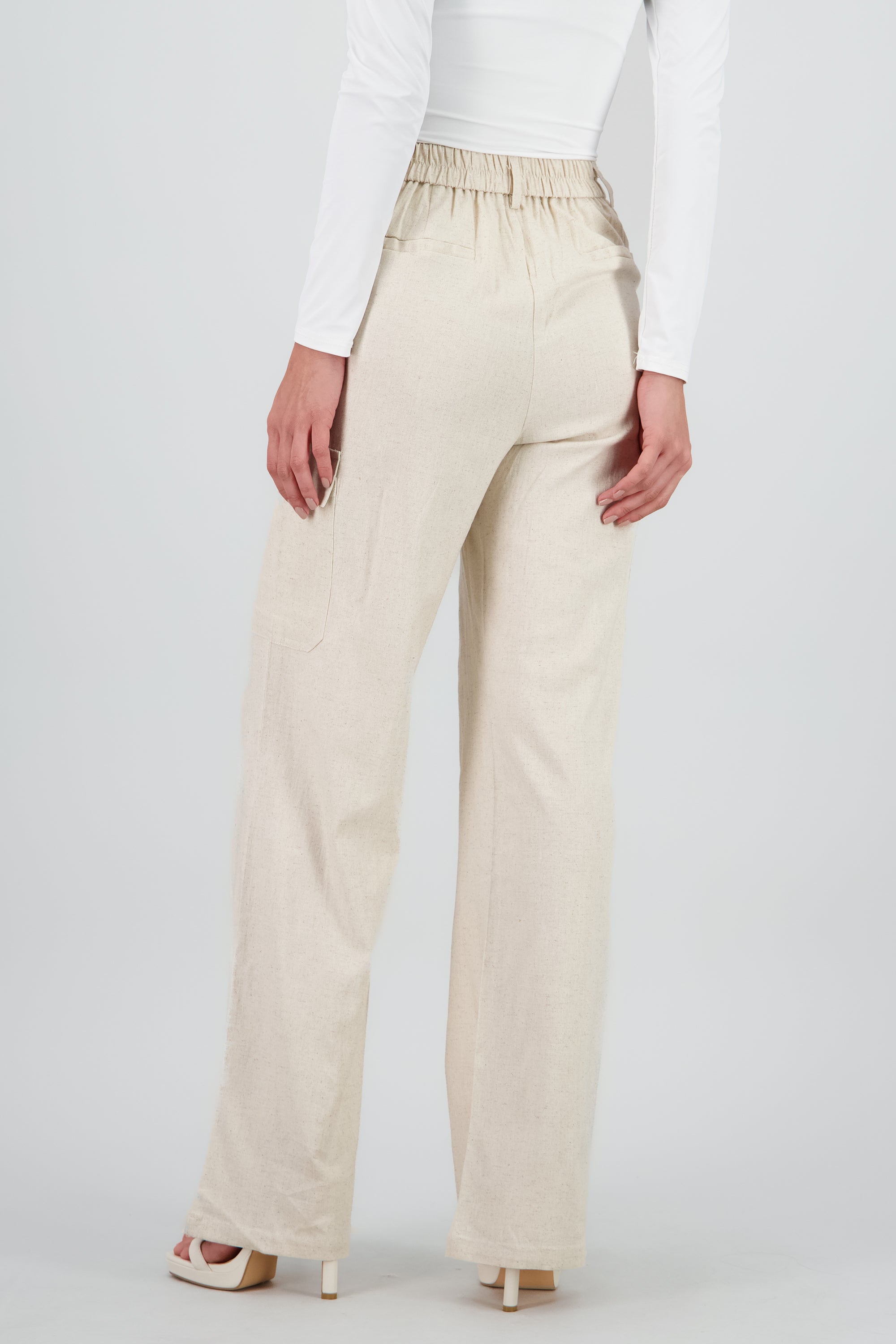 Pantalon recto detalle bolsas cargo BEIGE